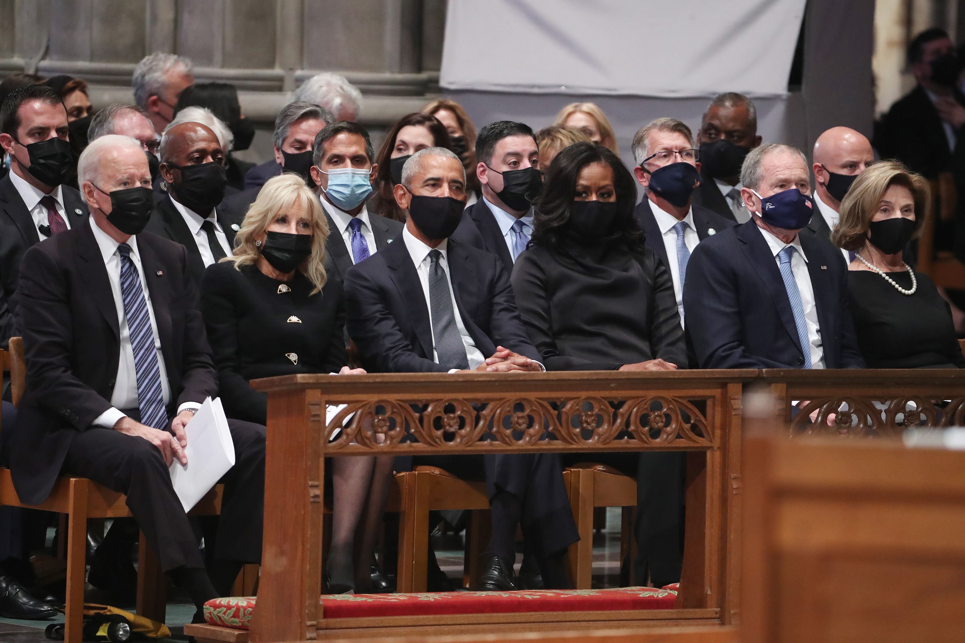 Joe y Jill Biden, Barack y Michelle Obama, y George y Laura Bush, en el funeral.