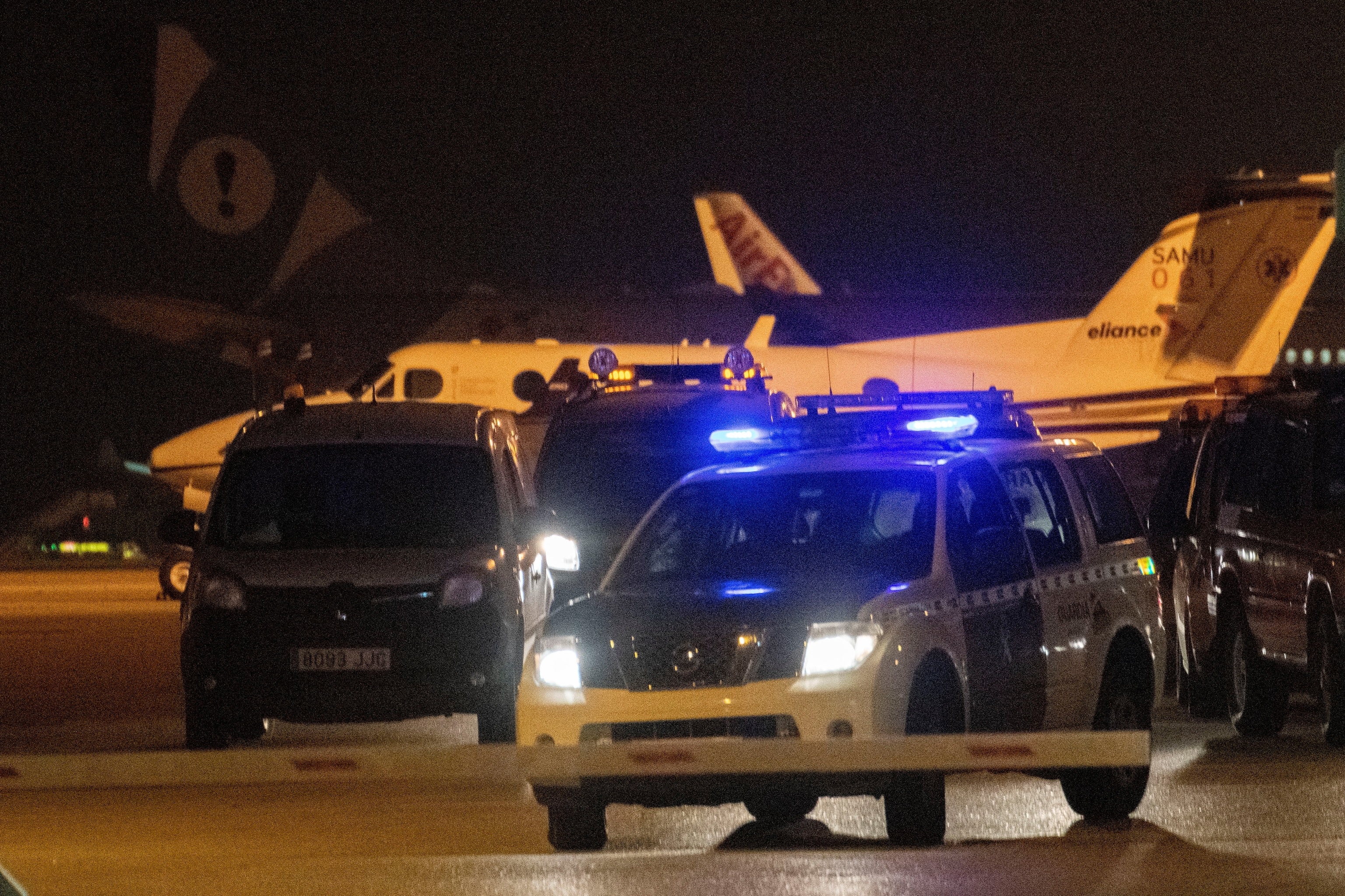 miembros de la Guardia Civil  buscan a los fugados por las pistas del aeropuerto de Mallorca.
