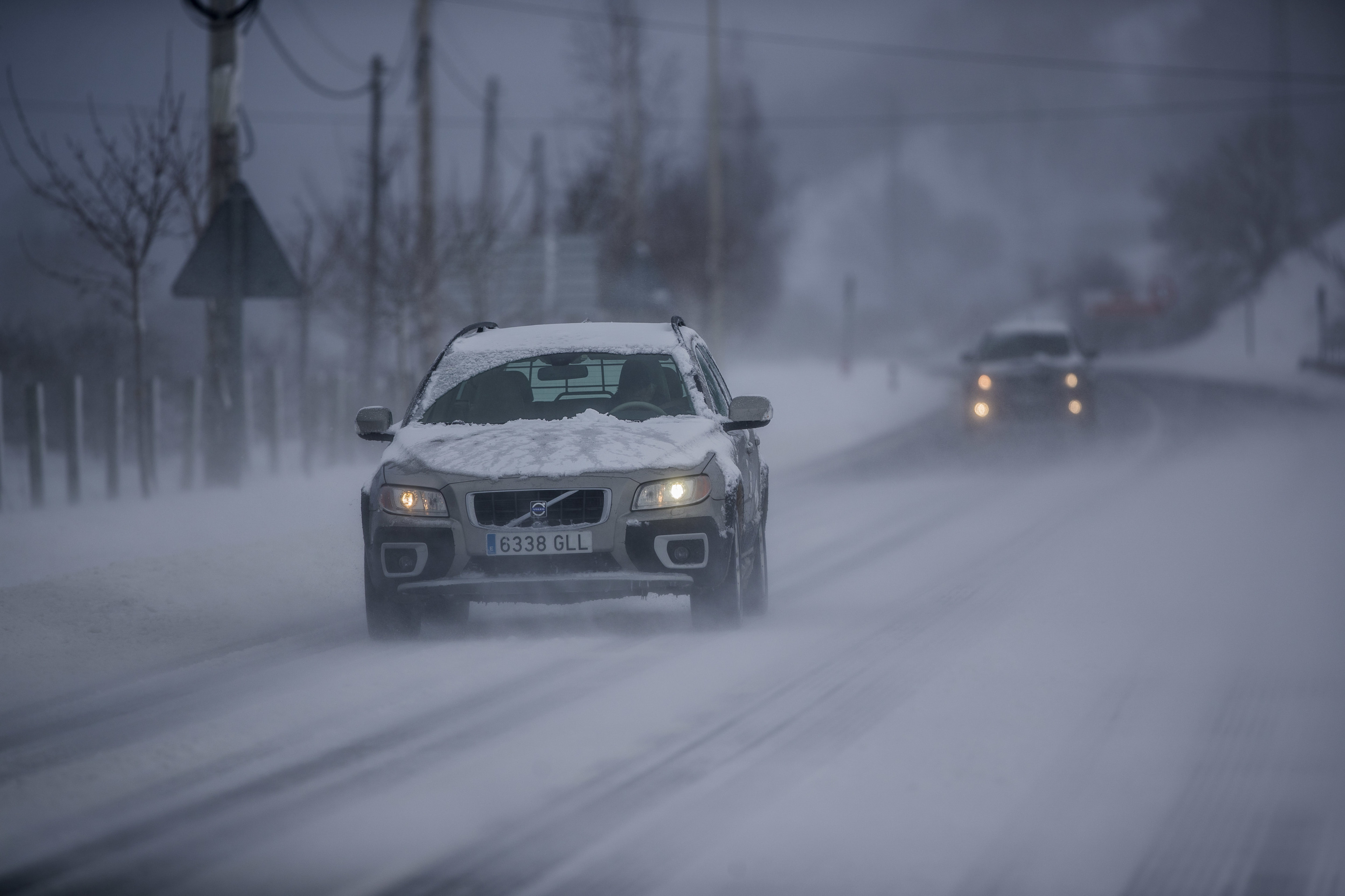 Cmo conducir de forma segura con hielo y nieve en la carretera