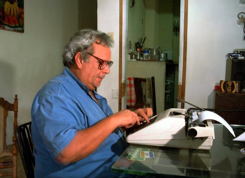 Raúl Rivero, en su casa de Vedado, en 1999.