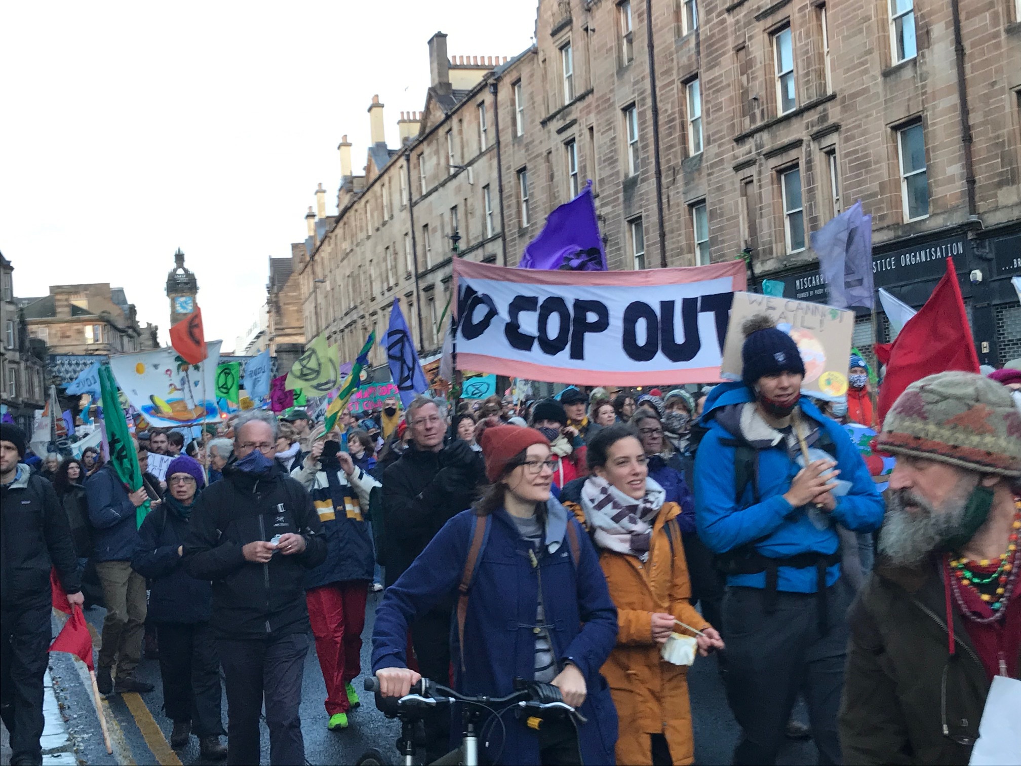 Miles de personas se manifiestan por Glasgow.