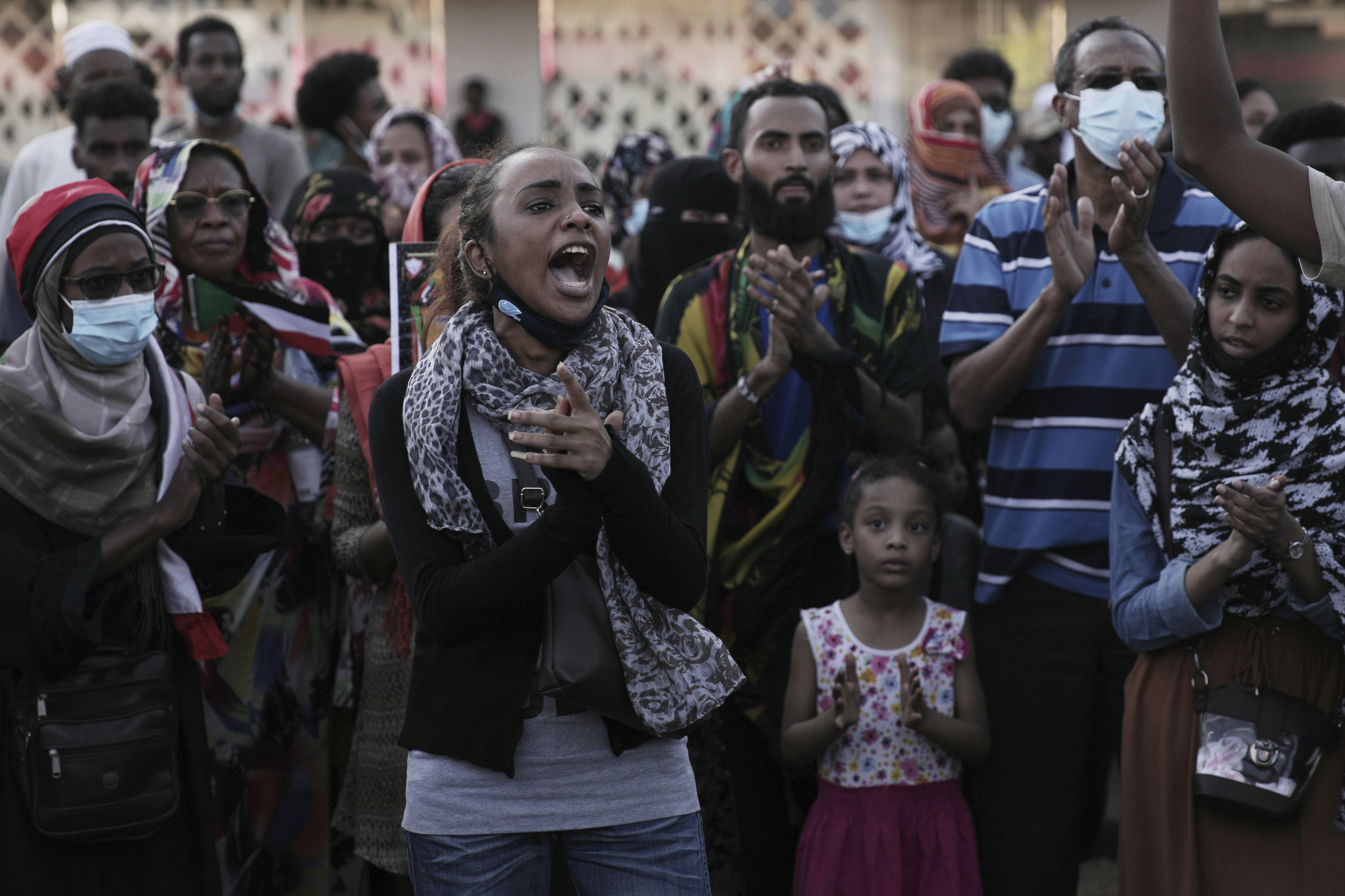 Manifestantes gritan eslóganes en las calles de Jartum.