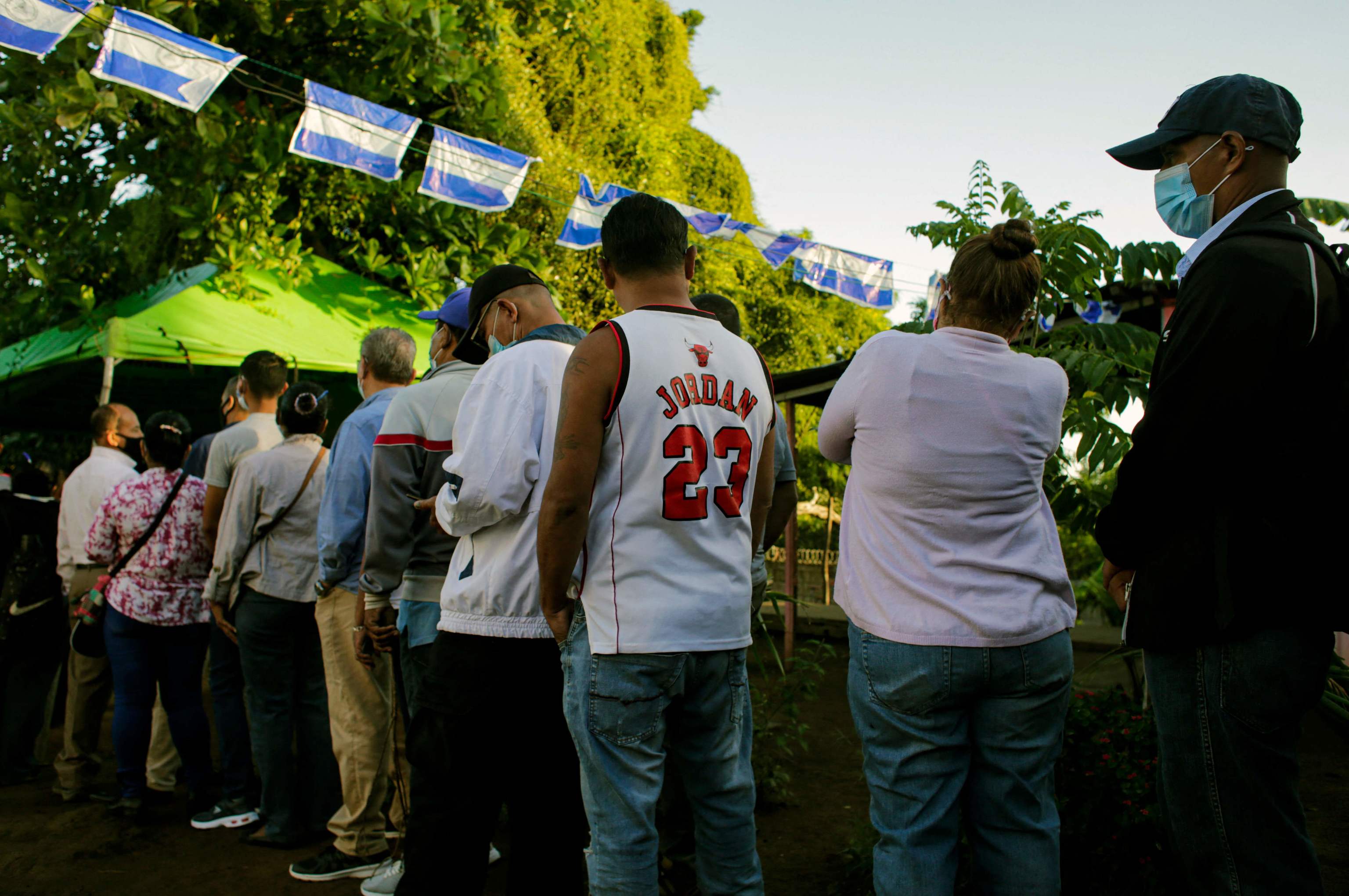 Decenas de votantes hacen cola en Managua.