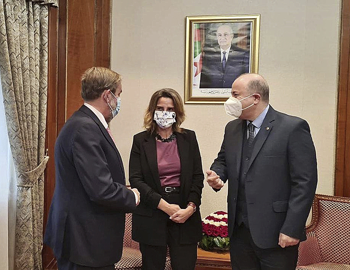 De izquierda a derecha el embajador español Fernando Morán, la vicepresidenta Teresa Ribera y el primer ministro argelino, Aiman Benabderrahmane, el pasado día 27 en Argel.
