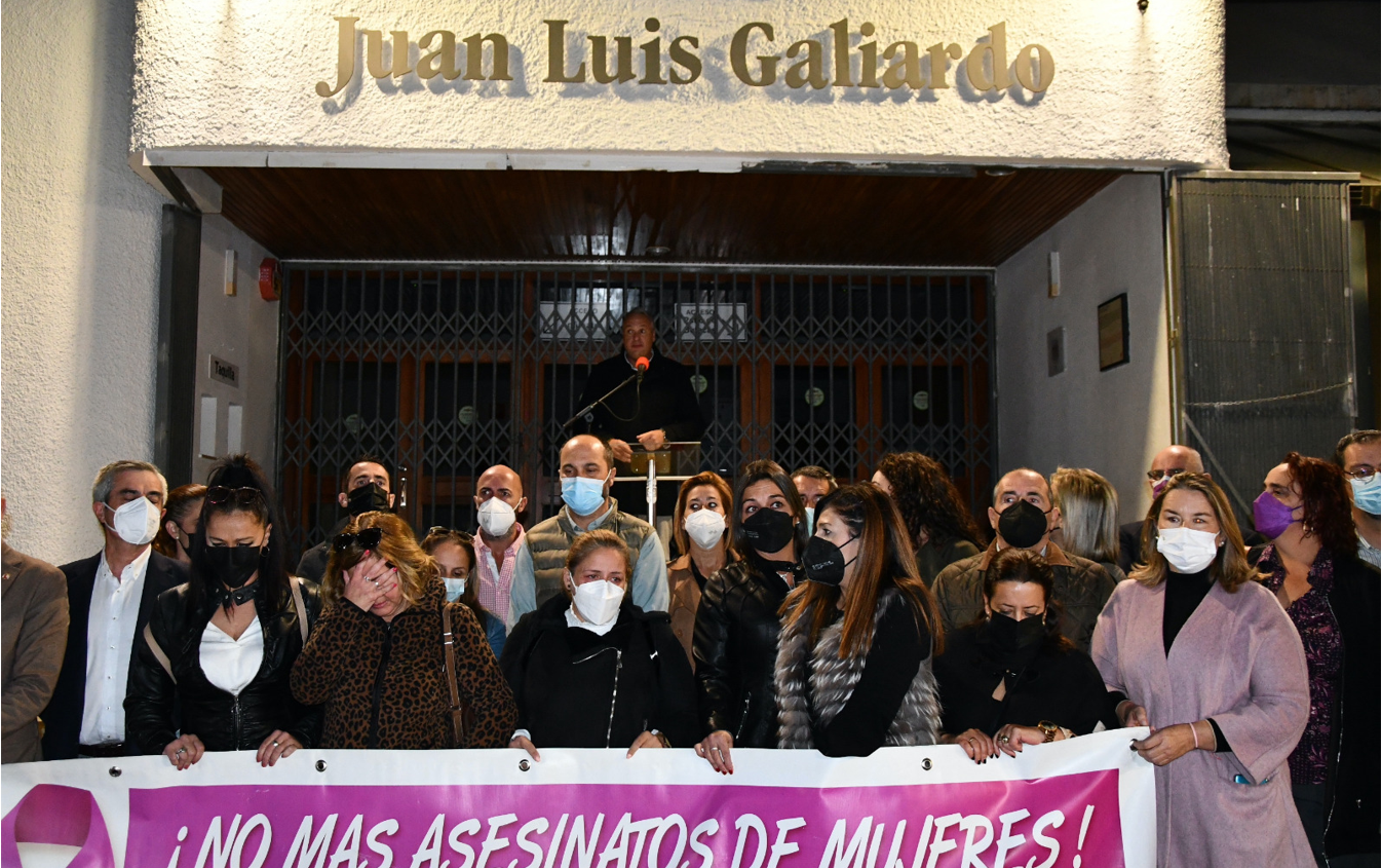 Concentracin de repulsa a las puertas del teatro Juan Luis Galiardo.