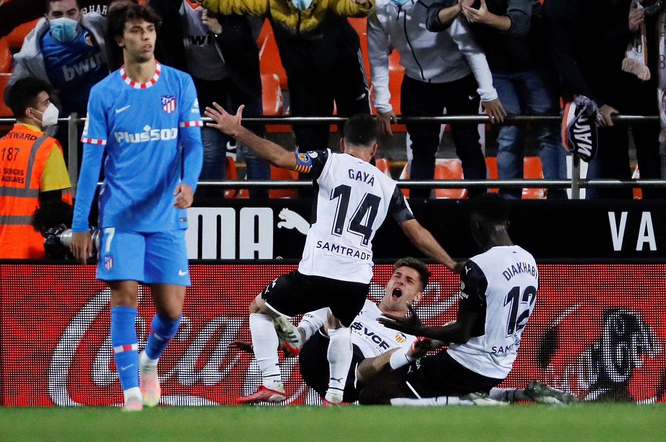 Los jugadores del Valencia celebran el empate.