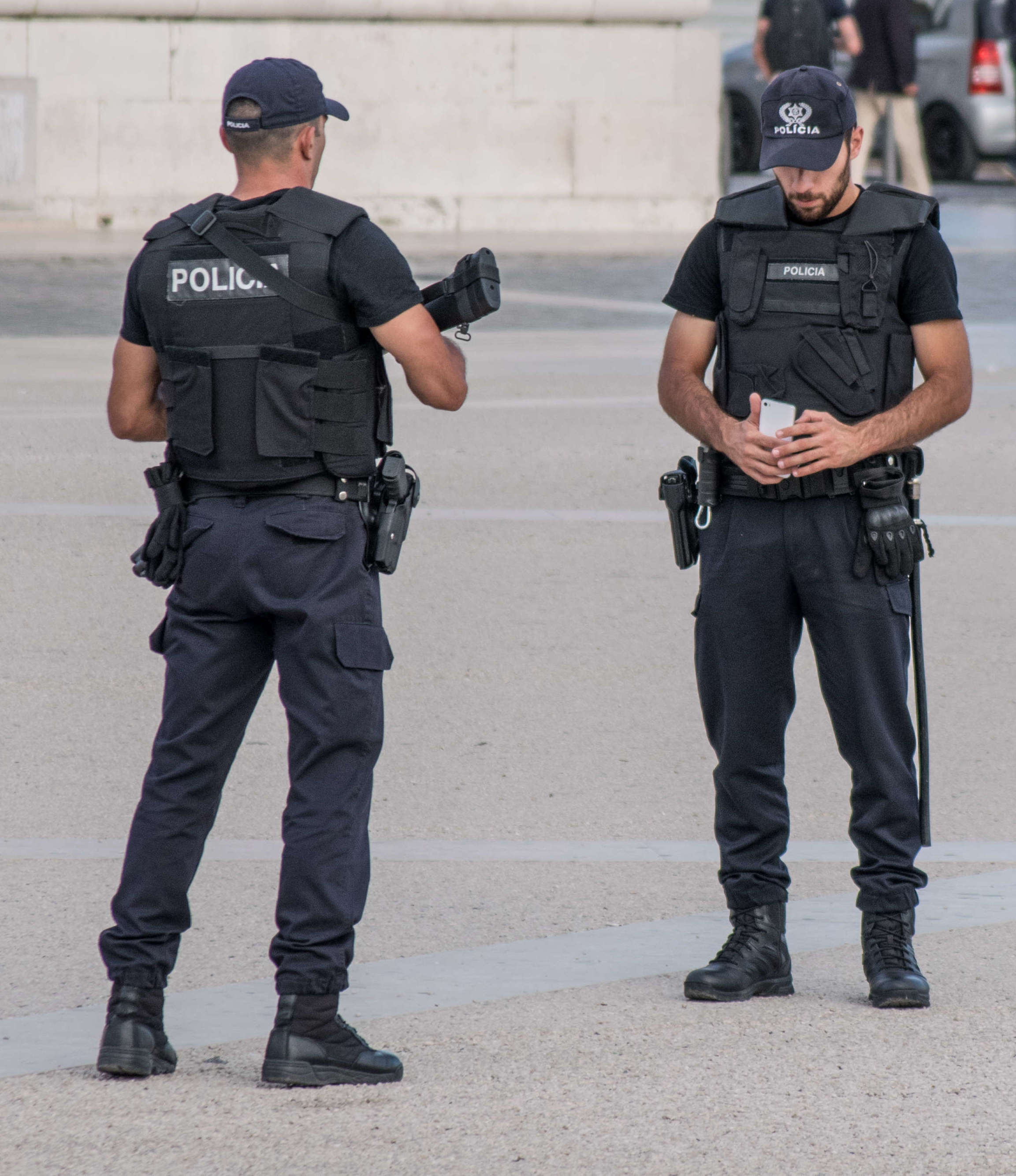 Un polica en los alrededores de Lisboa.