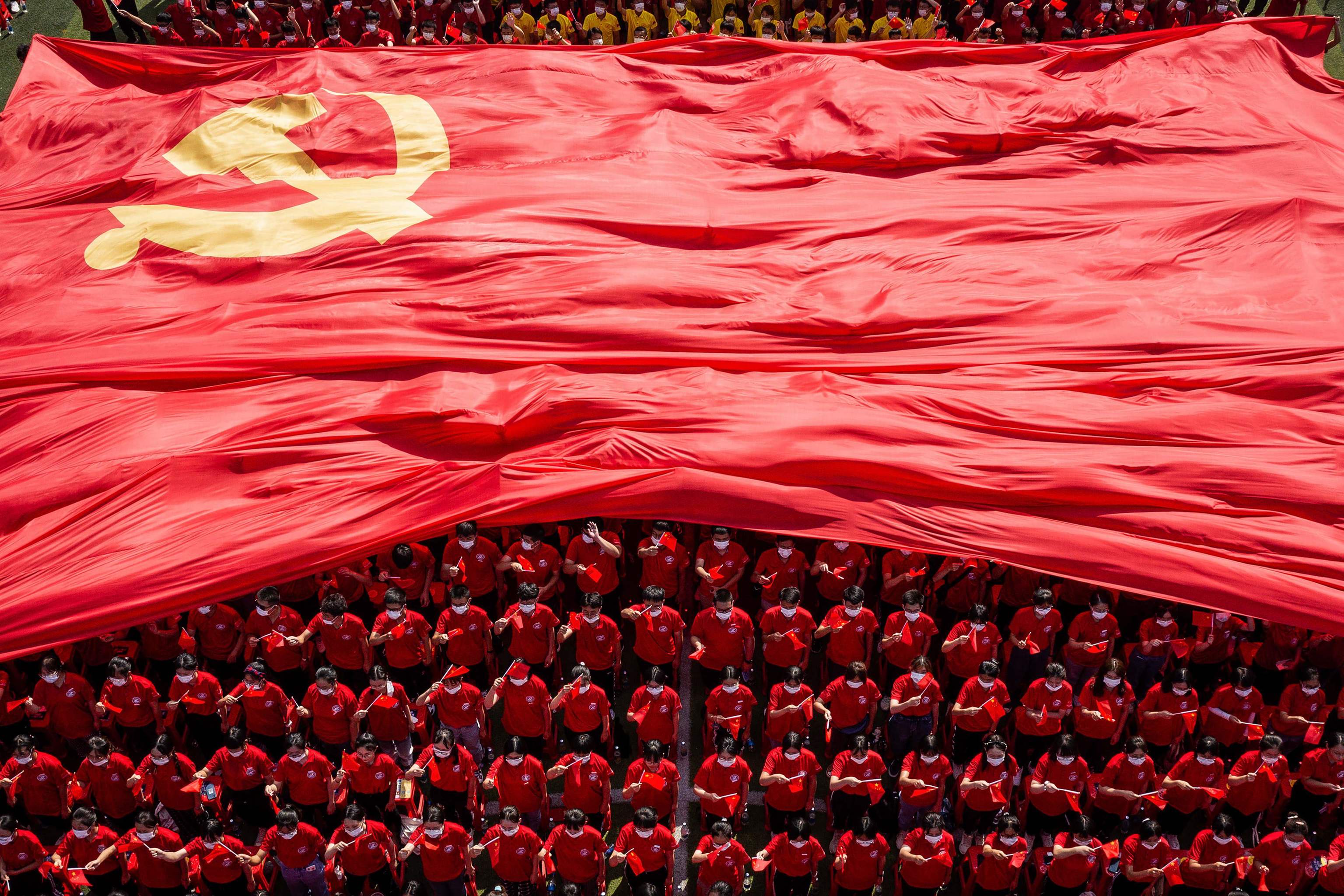 Estudiantes despliegan la bandera del Partido Comunista, el pasado septiembre.