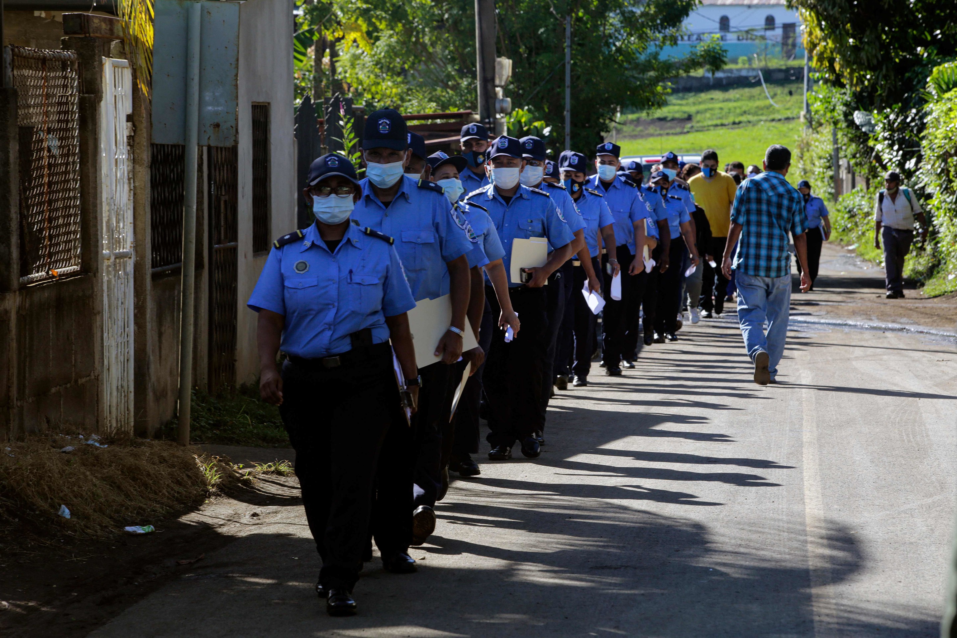 Agentes de la policía votan en Managua.