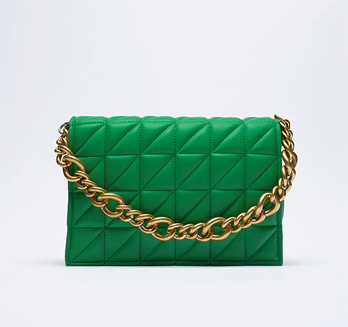 Bolso verde acolchado de Zara.