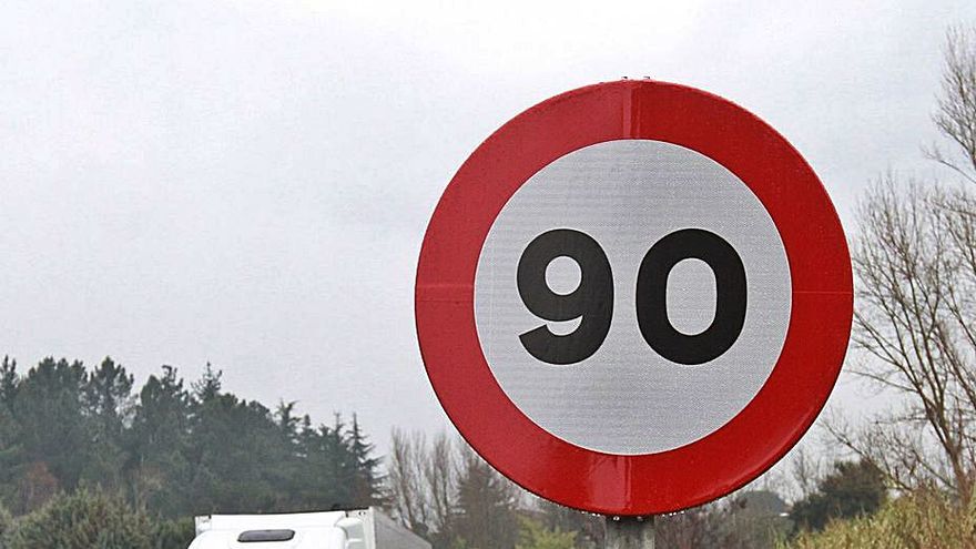 El PSOE insiste en prohibir los 20 km/h extras para adelantar en carretera
