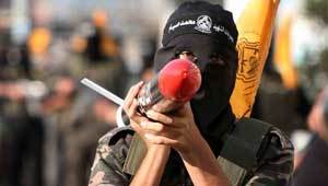 Imagen de archivo de un militante de Al Fatah armado con un misil por las calles de Gaza.