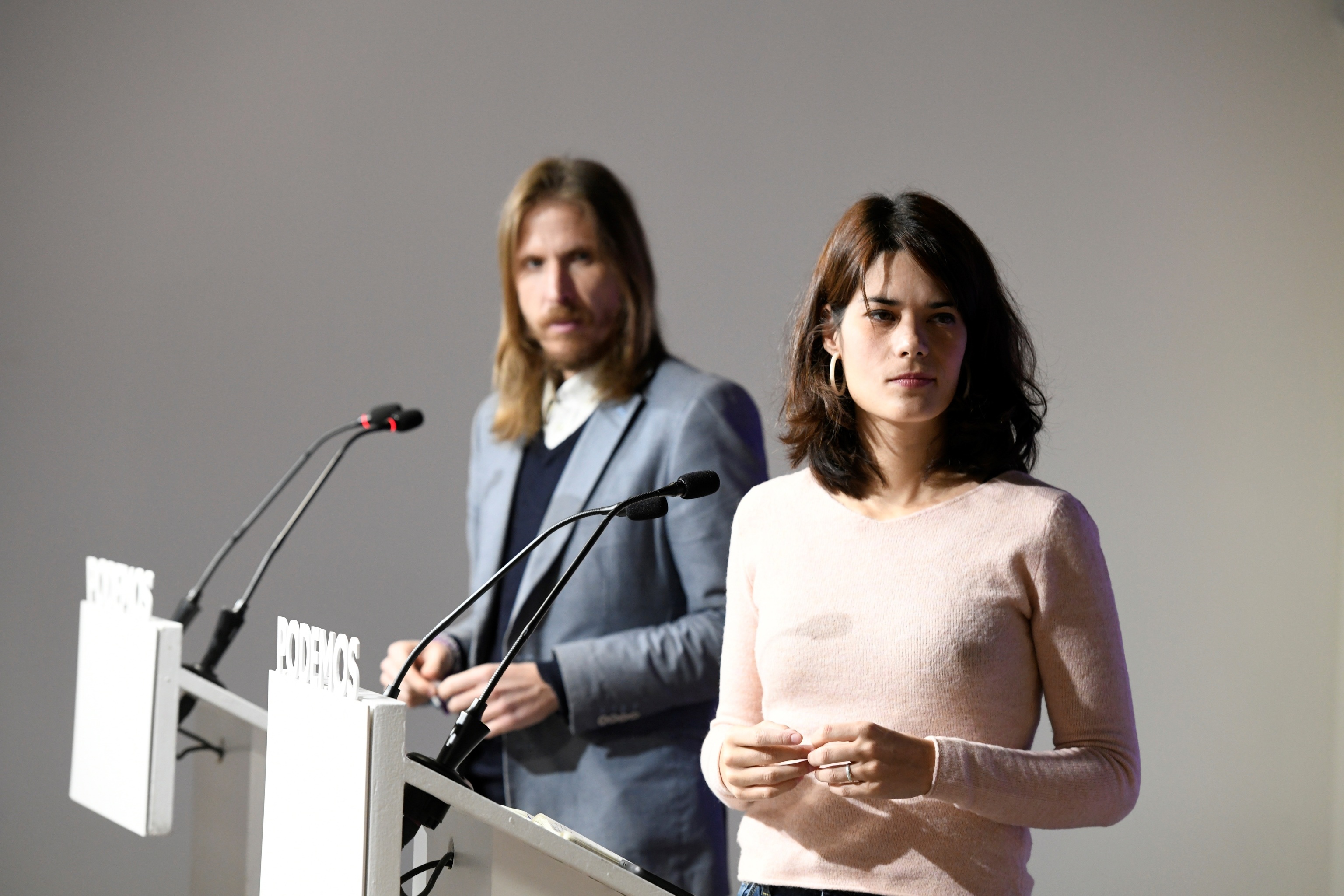 Los portavoces de Podemos Pablo Fernndez e Isa Serra, este lunes en Madrid.
