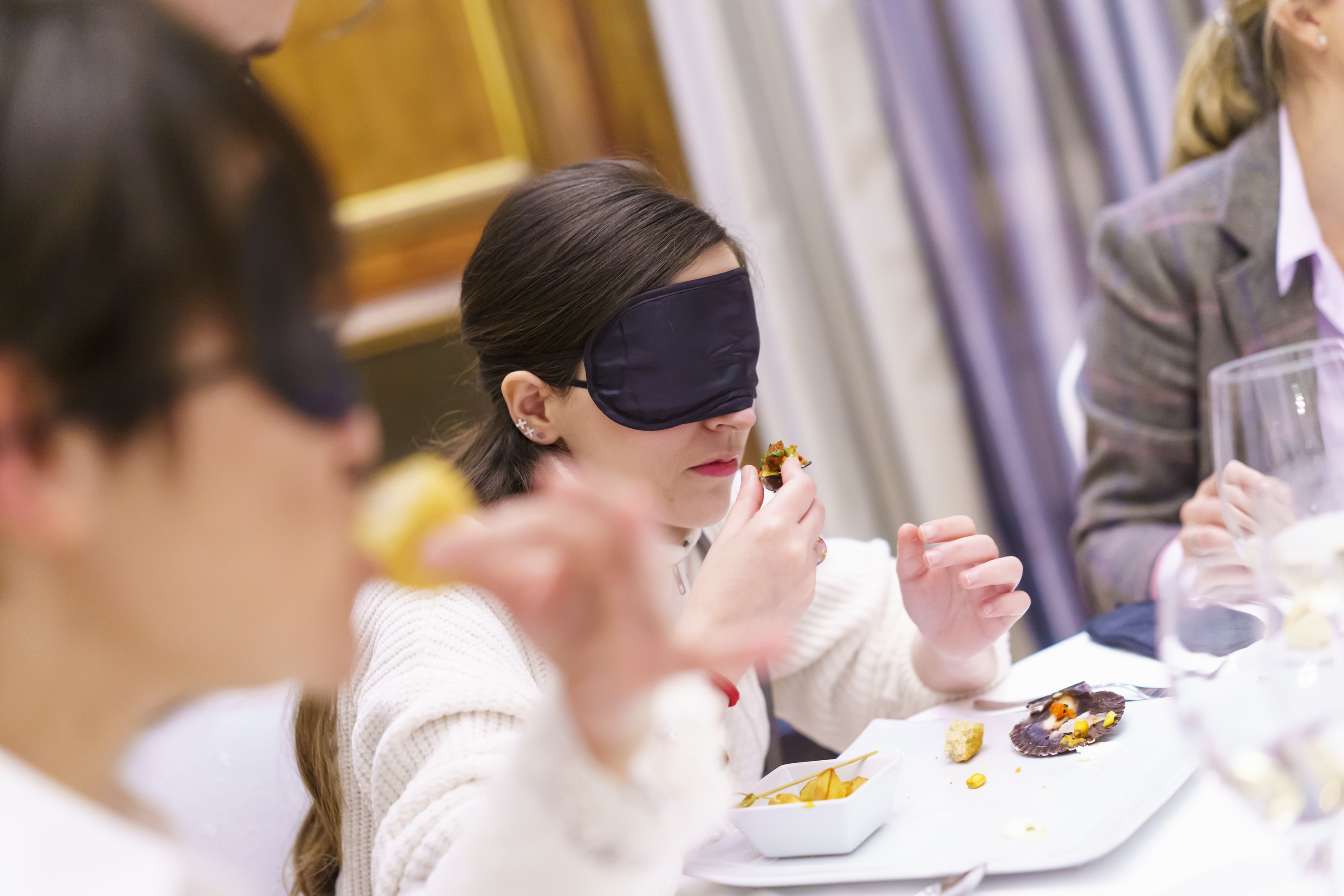 Varios comensales durante la cena a ciegas en Madrid.