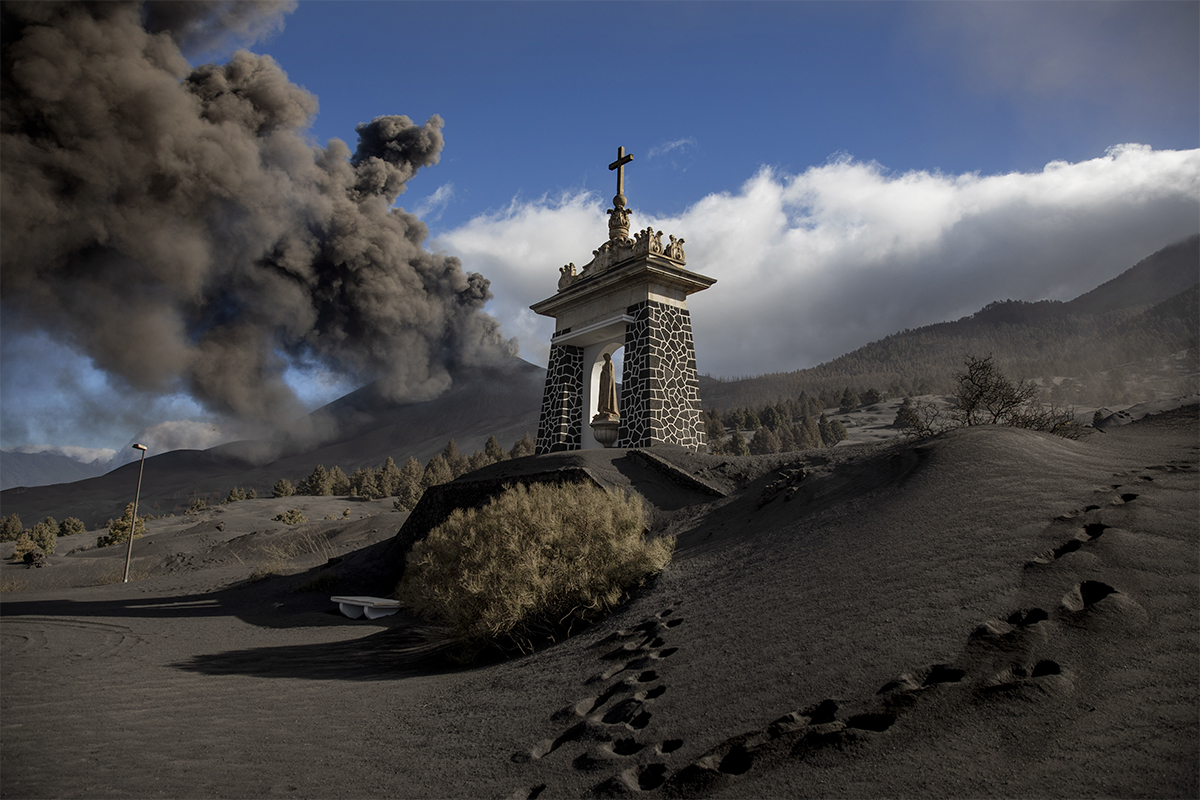 España: Una imagen de la Virgen María permanece intacta ante un volcán activo