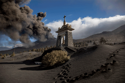 En el 'valle negro' de La Palma: "Salgan corriendo, llegan los gases del volcn!"