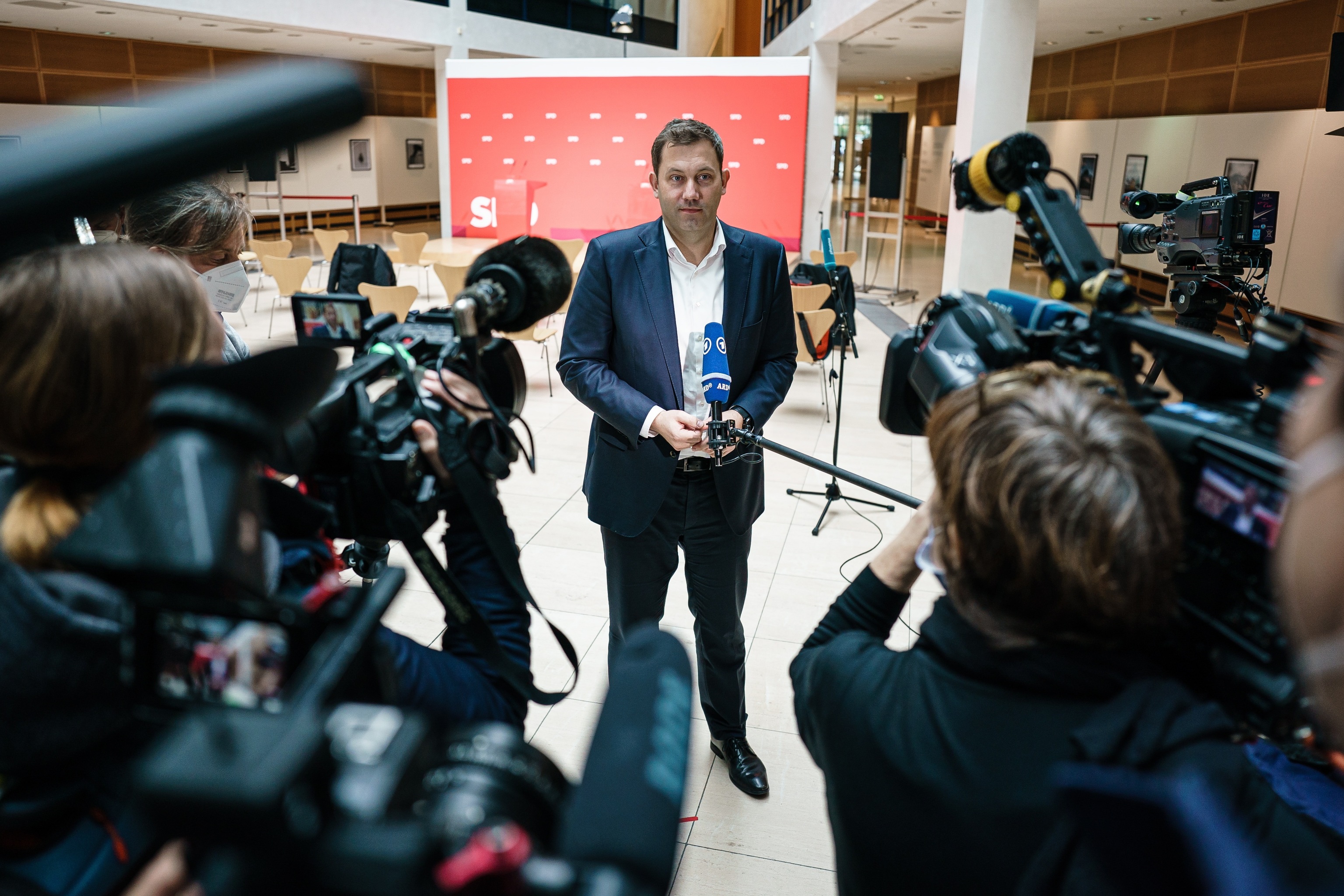 Lars Klingbeil habla con los medios en Berl