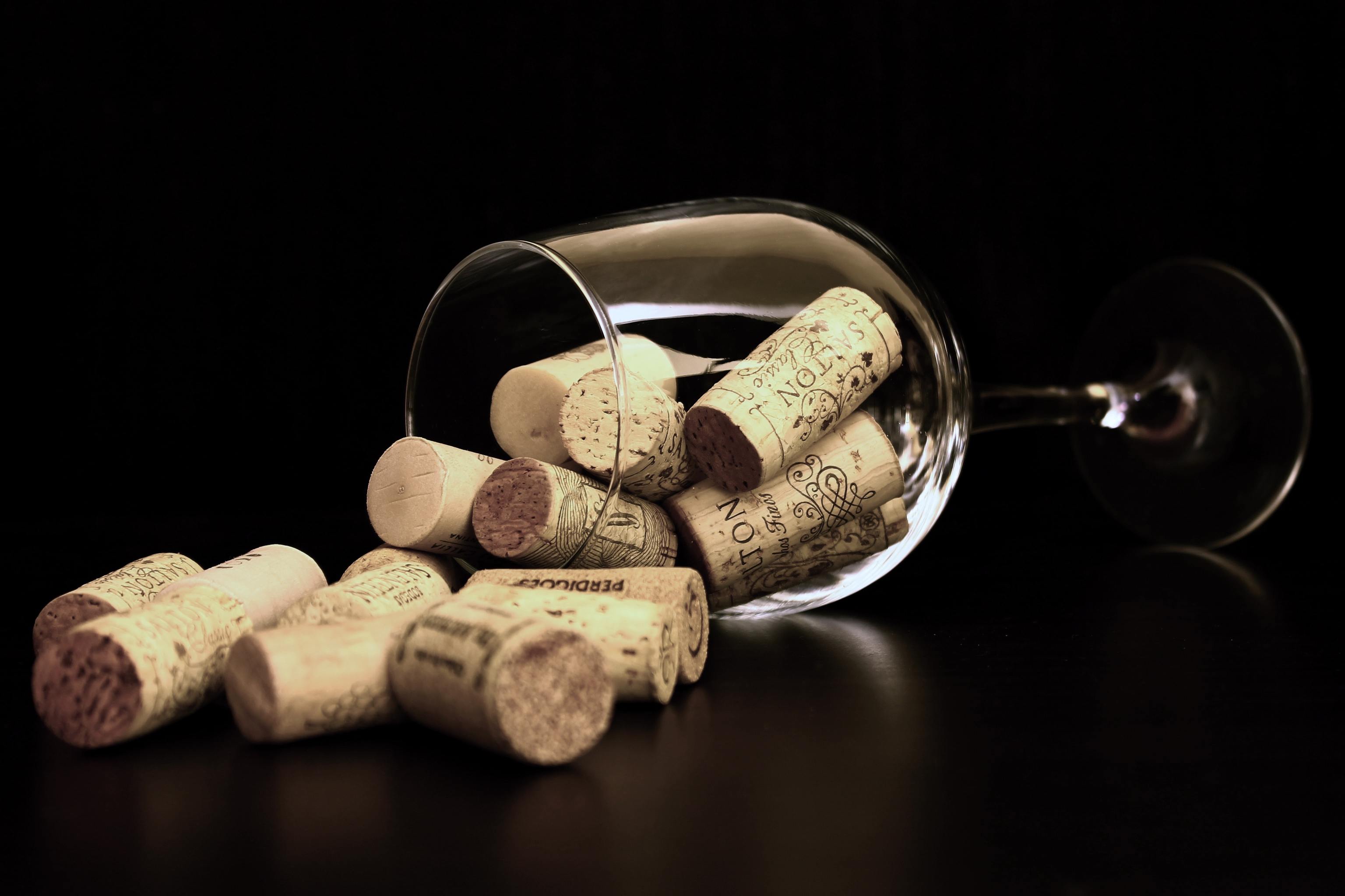Sacacorchos Para Abrir Los Tapones De Botellas De Vino Sobre Fondo Blanco  Imagen de archivo - Imagen de tallado, primer: 213299957