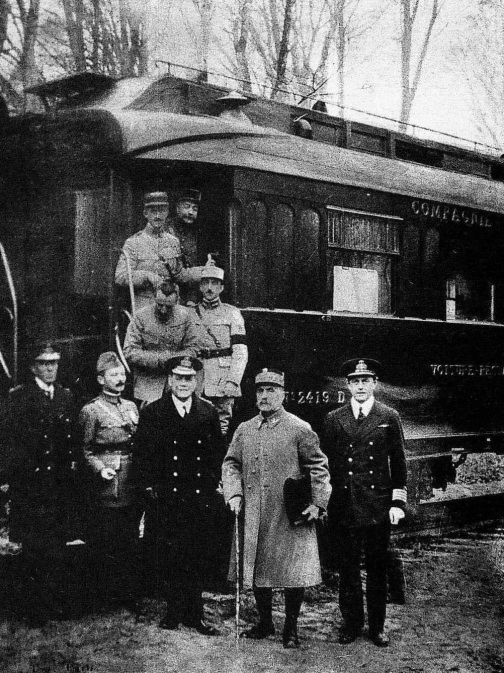 Fotografa tomada despus de llegar a un acuerdo para el armisticio que puso fin a la Primera Guerra Mundial.