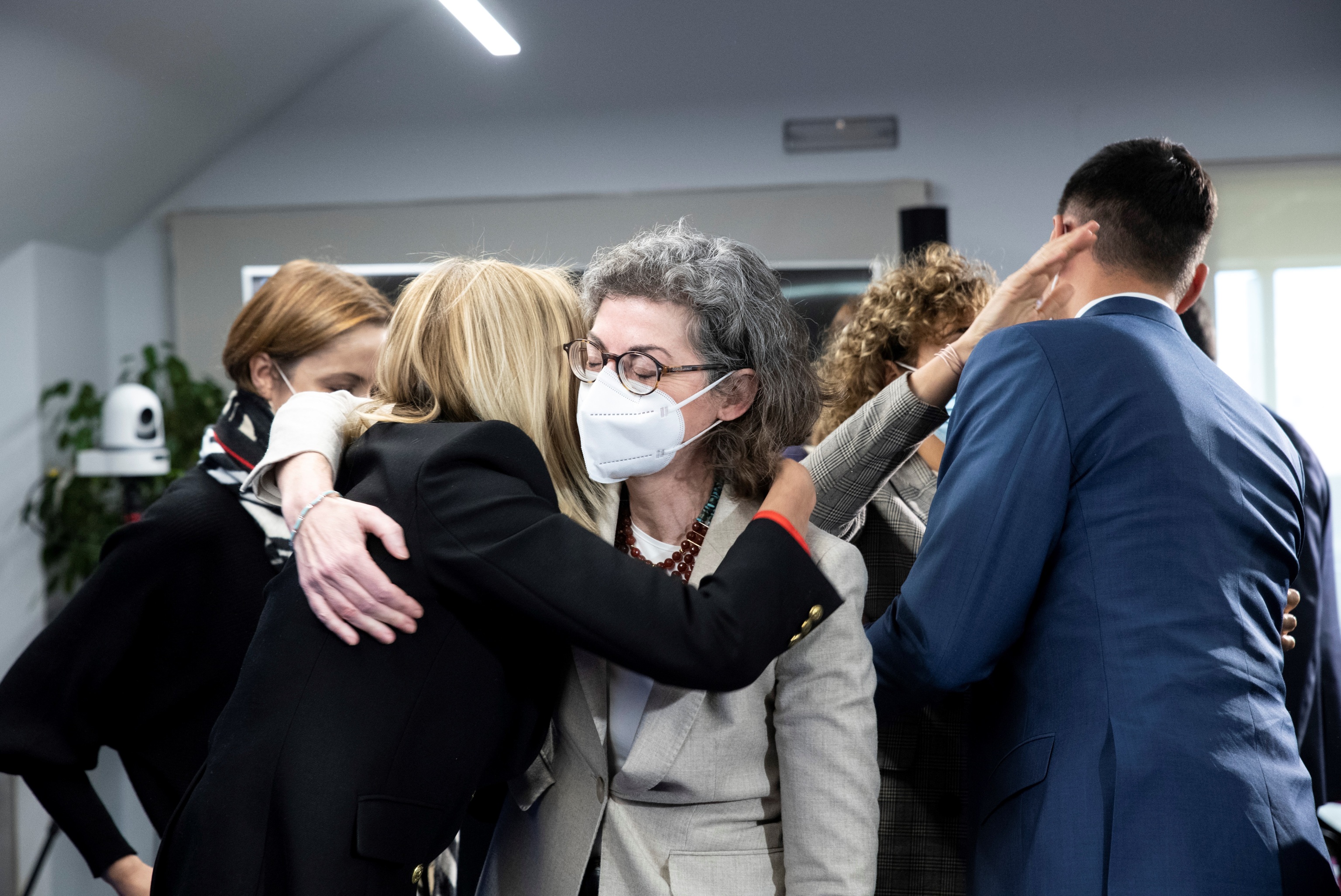 Maite Pagazaurtunda abraza a la presidenta de la delegacin de la UE, Agns Evren, tras las reuniones sobre los crmenes de ETA sin resolver.