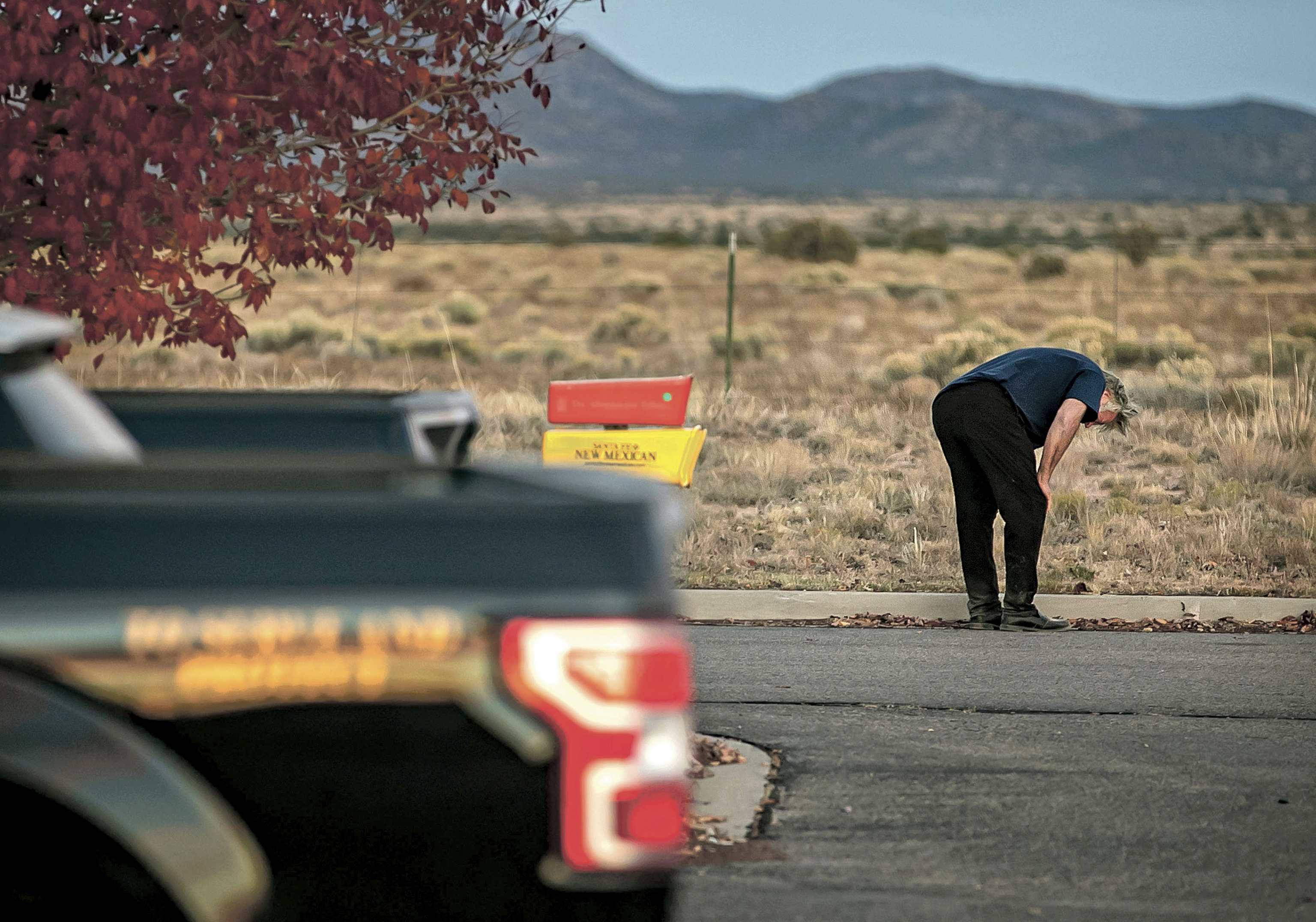 Alec Baldwin se lamenta a la salida de la oficina del sheriff despus del disparo mortal.