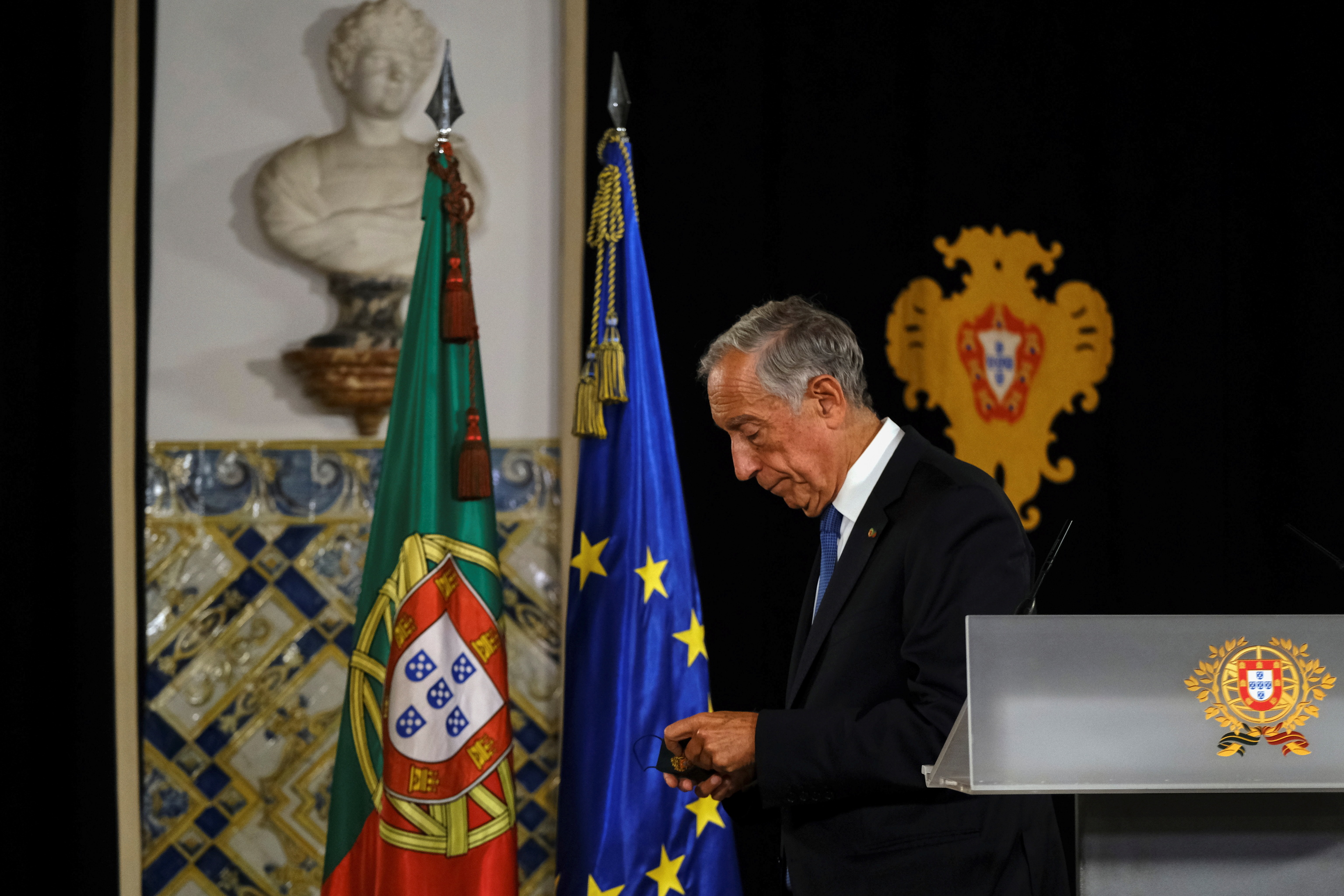 El presidente de Portugal, Marcelo Rebelo de Sousa, sale despus de anunciar su decisin de disolver el parlamento provocando elecciones generales anticipadas, en el Palacio de Belem, en Lisboa, Portugal.