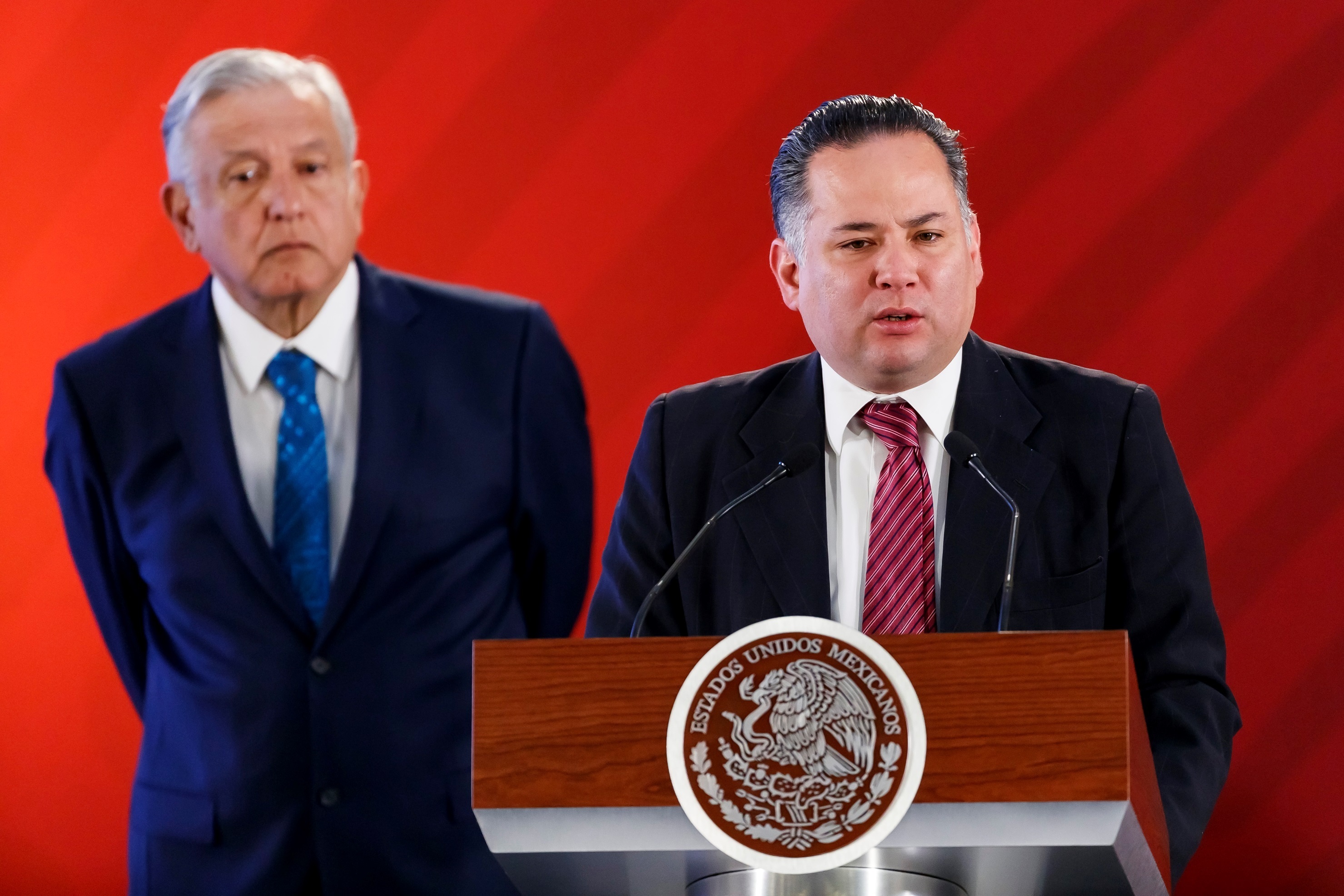 Santiago Nieto (a la derecha) junto a Lpez Obrador.