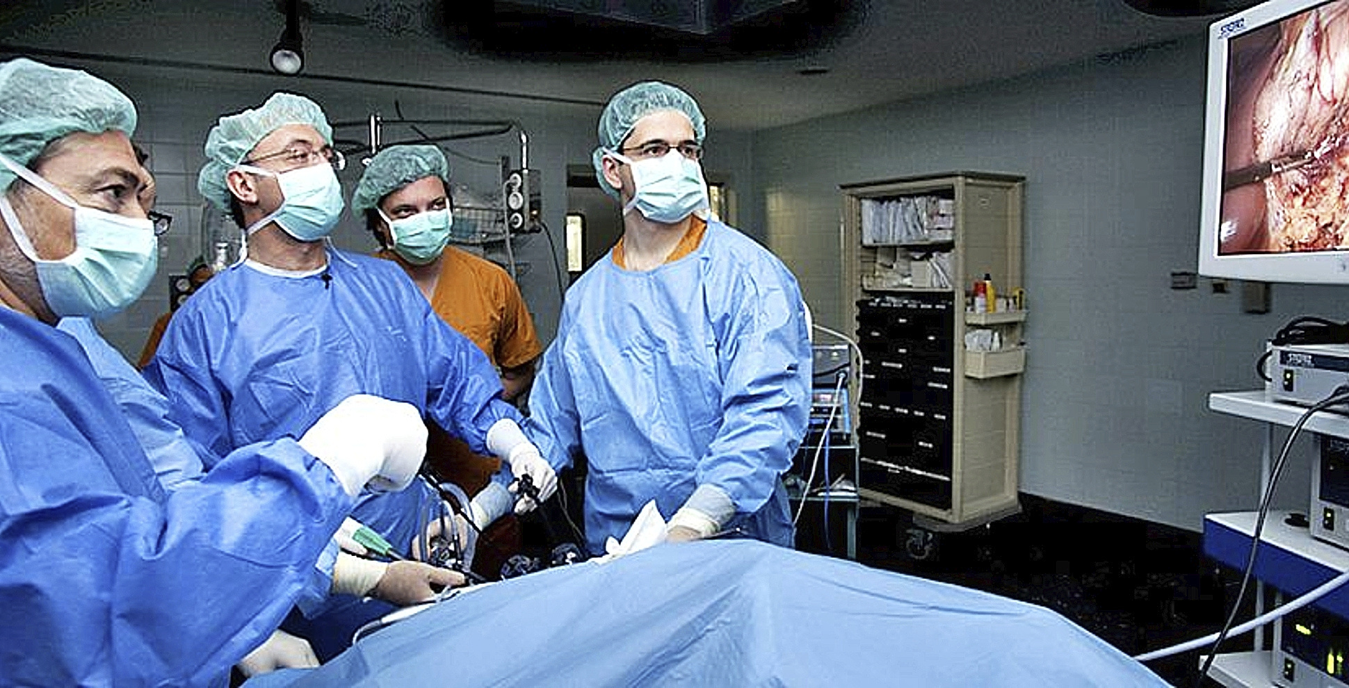 Un equipo de cirujanos aplican tcnicas baritricas por laparoscopia en el Hospital de Bellvitge (Barcelona).
