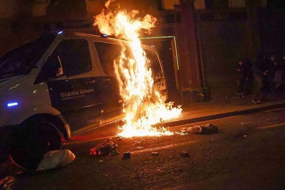 Salen en libertad bajo fianza los anarquistas acusados de quemar un furgón de la Urbana en los disturbios por la detención de Hásel