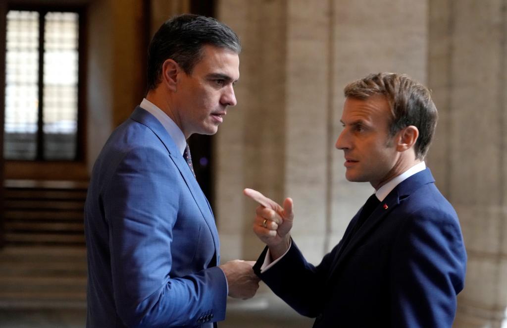Pedro Sánchez conversa con Emmanuel Macron durante un encuentro reciente en Roma.