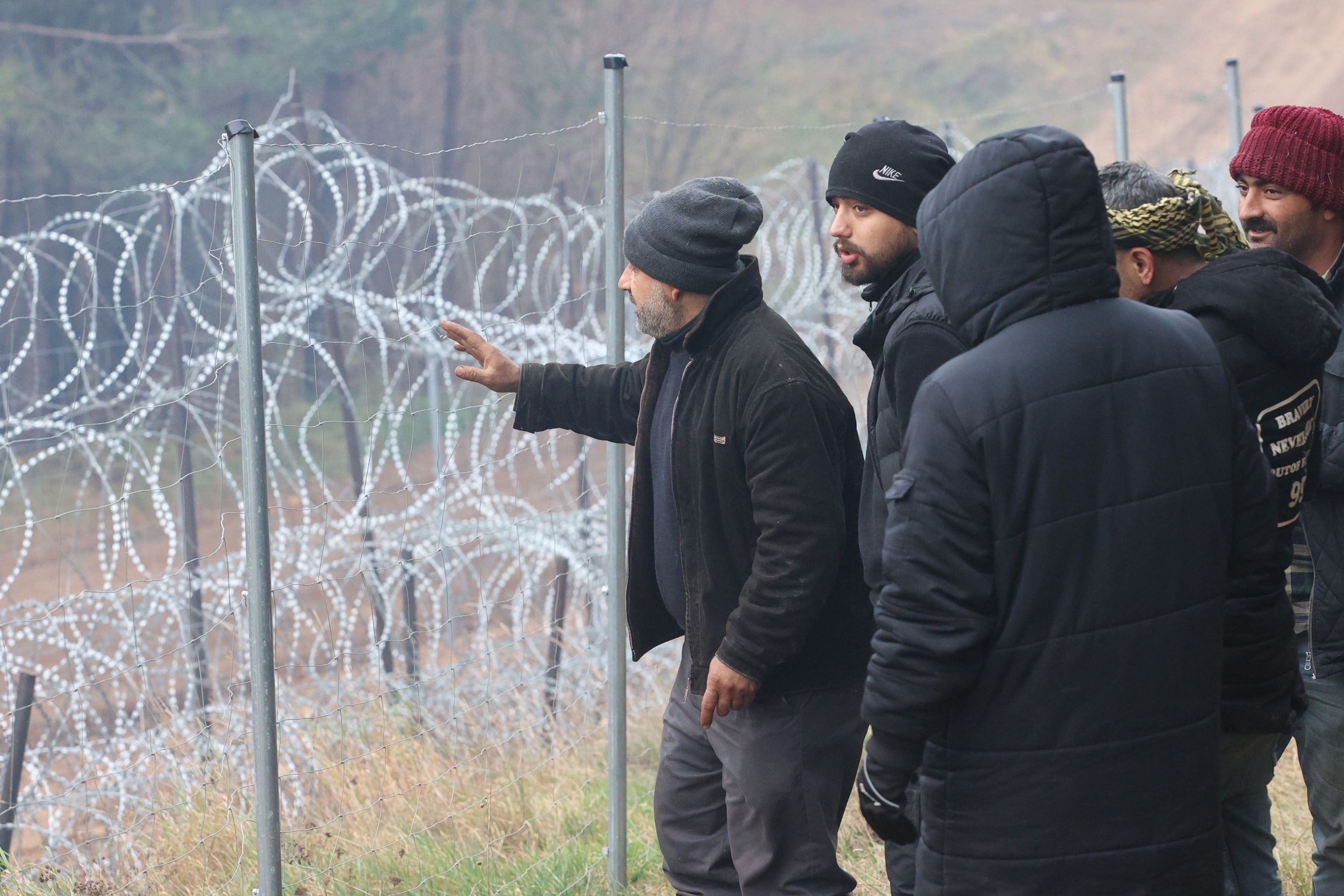 Migrantes en la alambrada de la frontera bielorrusa.