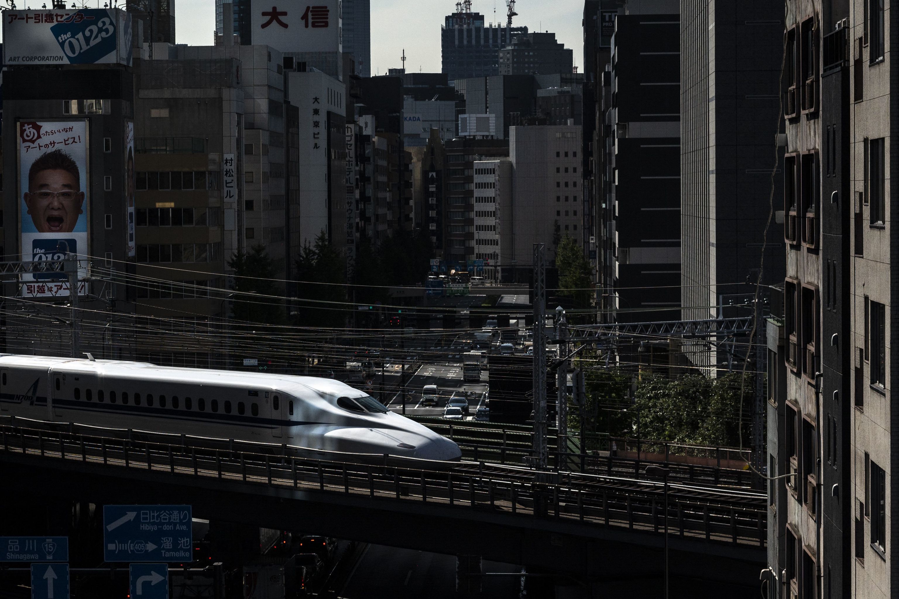 Un shinkansen (tren bala) japons saliendo de Tokio.