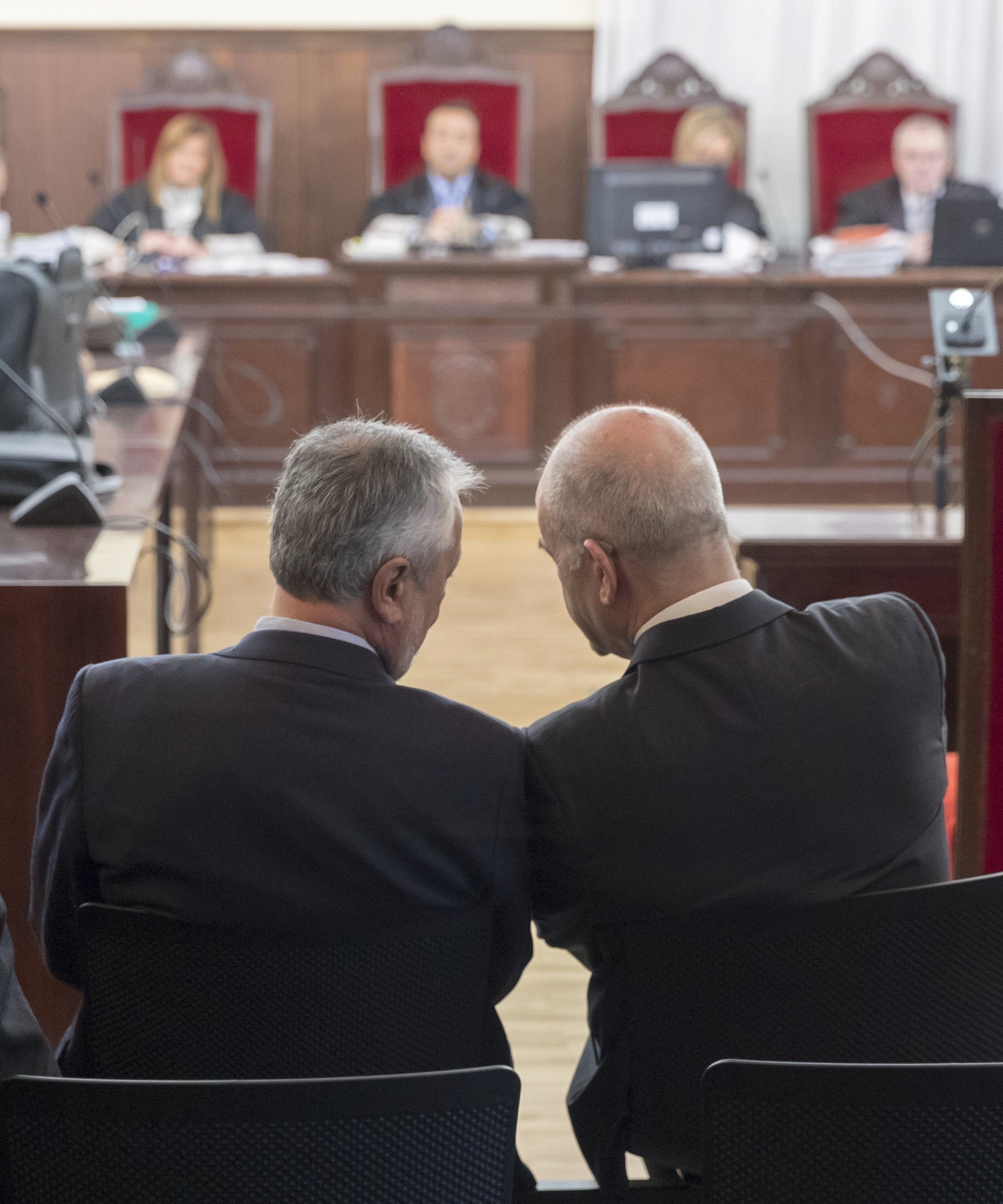 Grin y Chaves, ante el tribunal que los juzg por los ERE en la Audiencia de Sevilla.