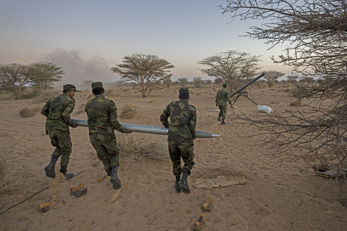 Soldados del Polisario se preparan para lanzar cohetes contra Marruecos en Mehaires.