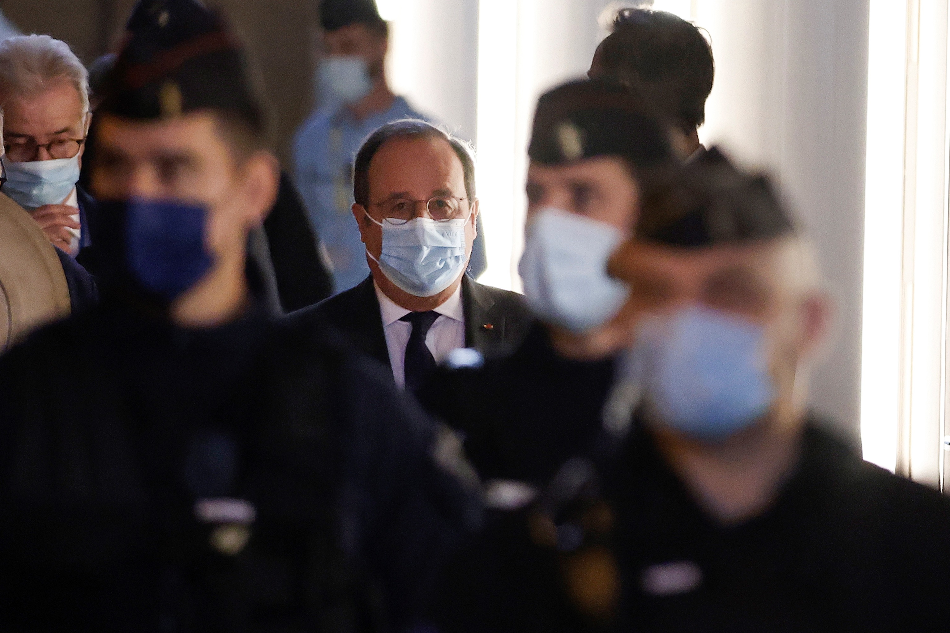 El ex presidente francs Franois Hollande llega al juzgado de Pars.