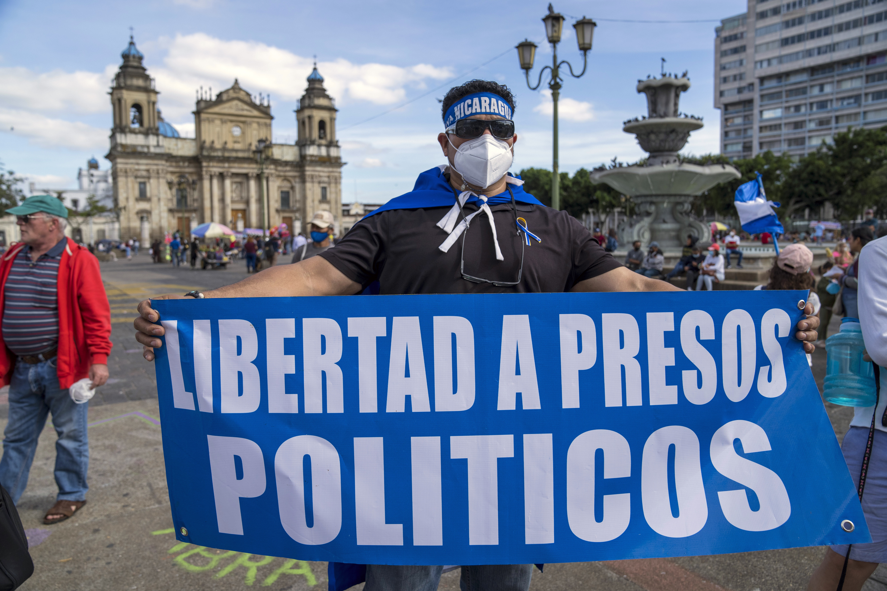 Un hombre pide la libertad de los presos políticos durante las protestas por el fraude electoral en Nicaragua.