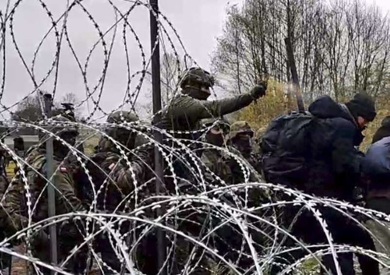 Agentes polacos rocían con gas pimienta a los inmigrantes en la frontera.