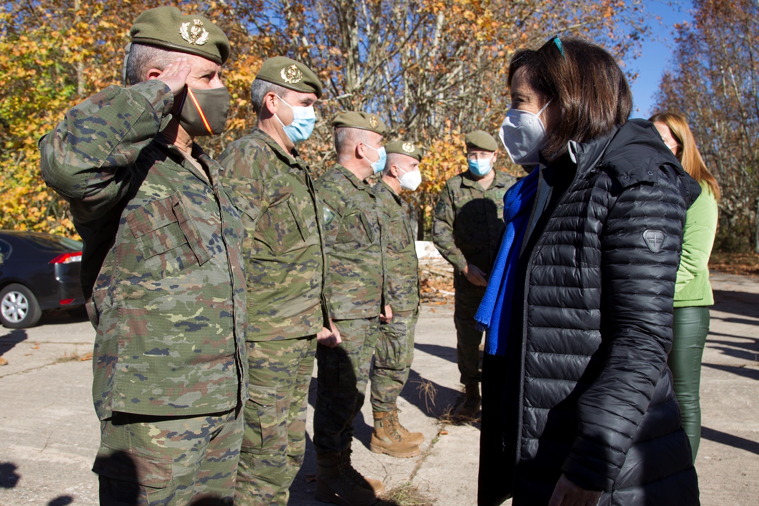 La ministra de Defensa, Margarita Robles, durante su visita al campamento de Monte la Reina, en Zamora, el cinco de noviembre.