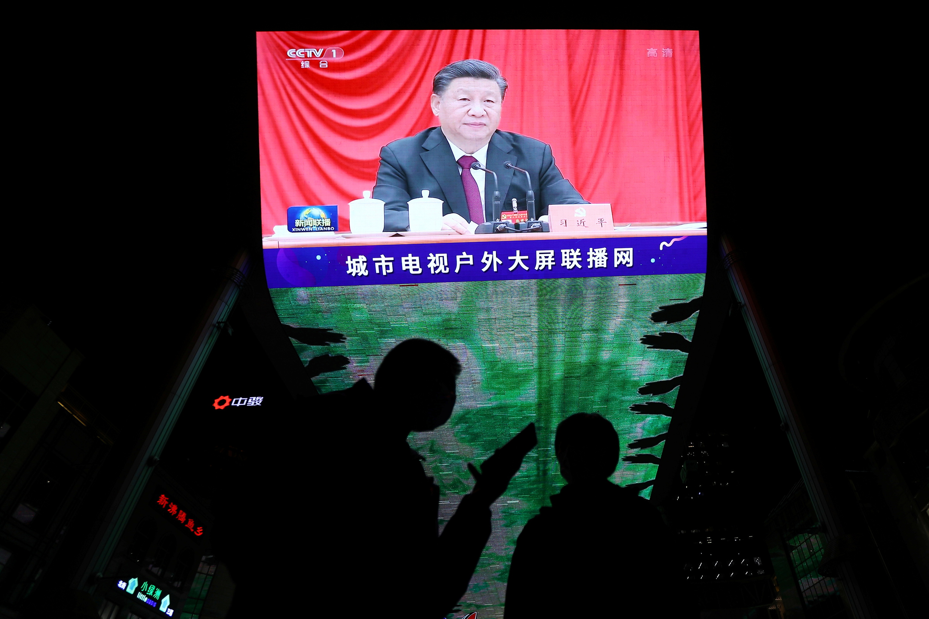 Una pantalla gigante muestra al presidente Xi Jinping.