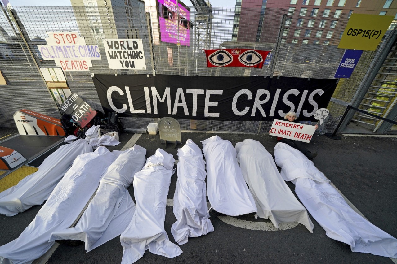 Activistas, ayer, durante una protesta en la Cumbre del Clima de Glasgow.