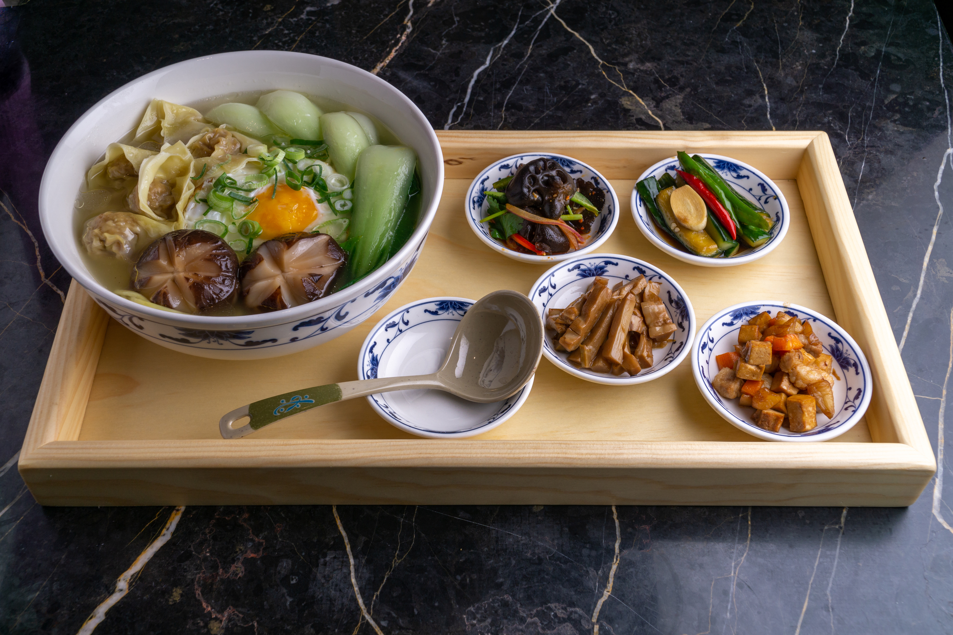 'Bento box', con noodle soup, ensalada de medusa, tofu, bambú y verduras, en Royal Mandarín.
