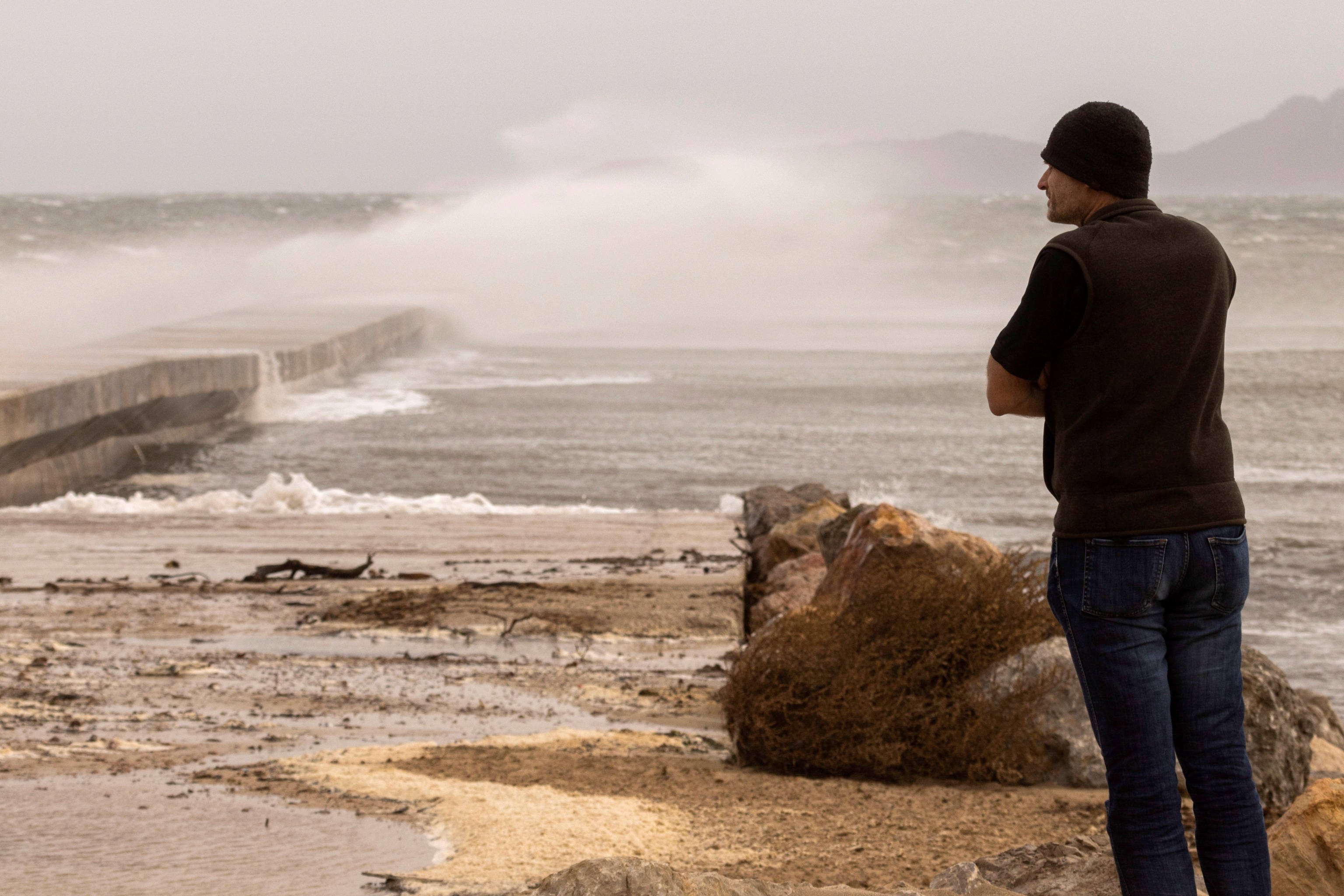 Un hombre contempla el fuerte oleaje en el puerto de Pollena en una jornada con fuertes vientos en la que la borrasca Blas afecta a varias zonas de Mallorca y otros puntos de Baleares y otras provincias mediterrnea espaolas.