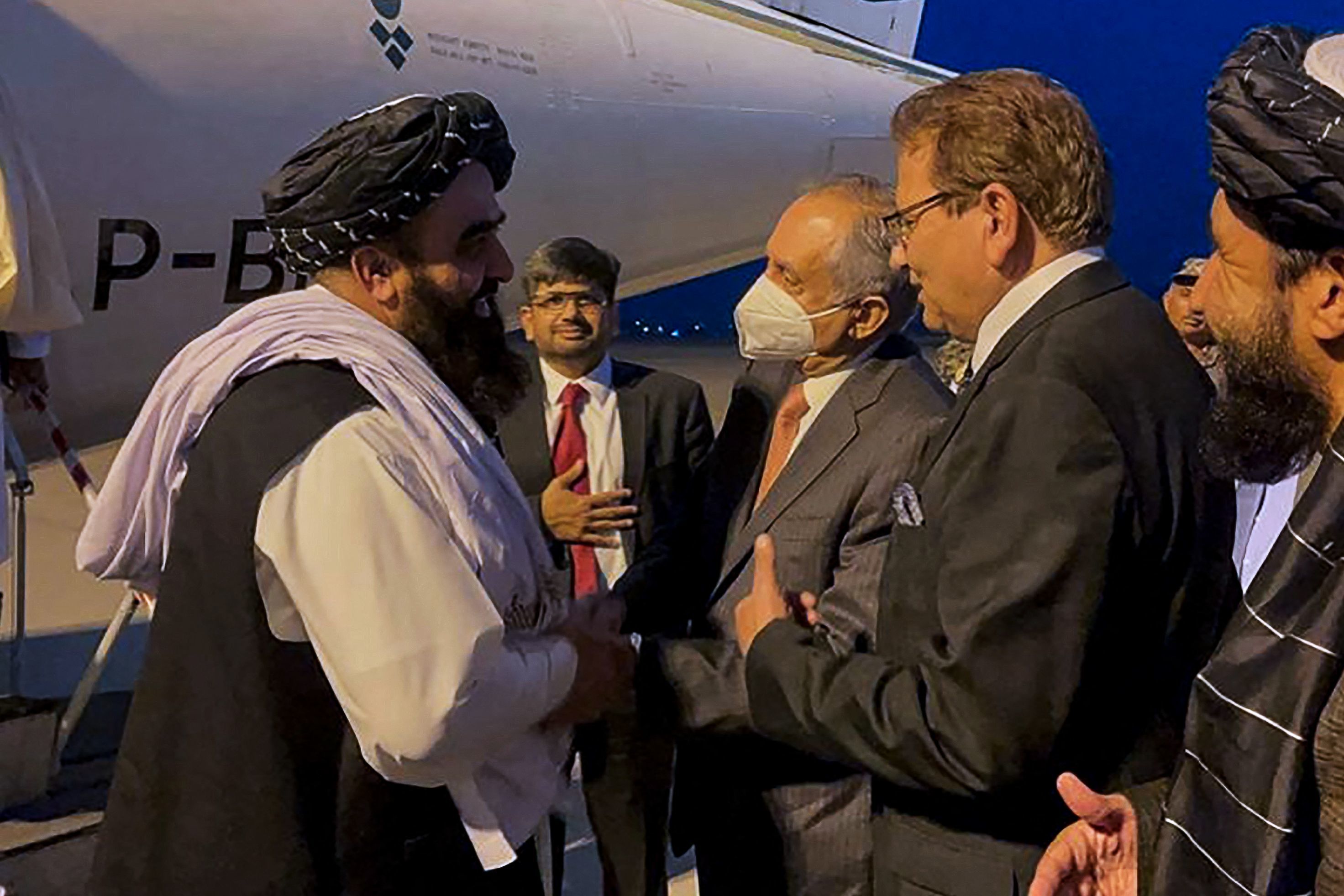 El ministro de Exteriores pakistaní recibe al talibán Amir Khan Muttaqi.