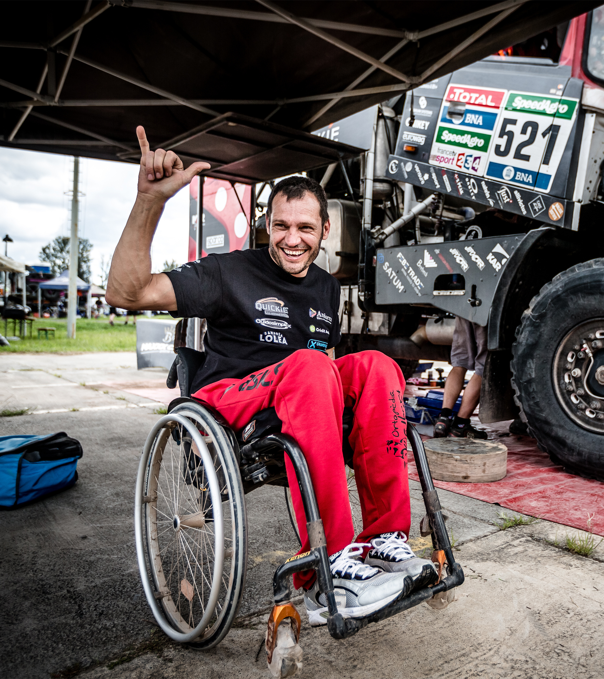 El piloto del Dakar que volaba en silla de ruedas: "Imagina conducir con 60 grados. Se me rajó la piel hasta las rodillas"