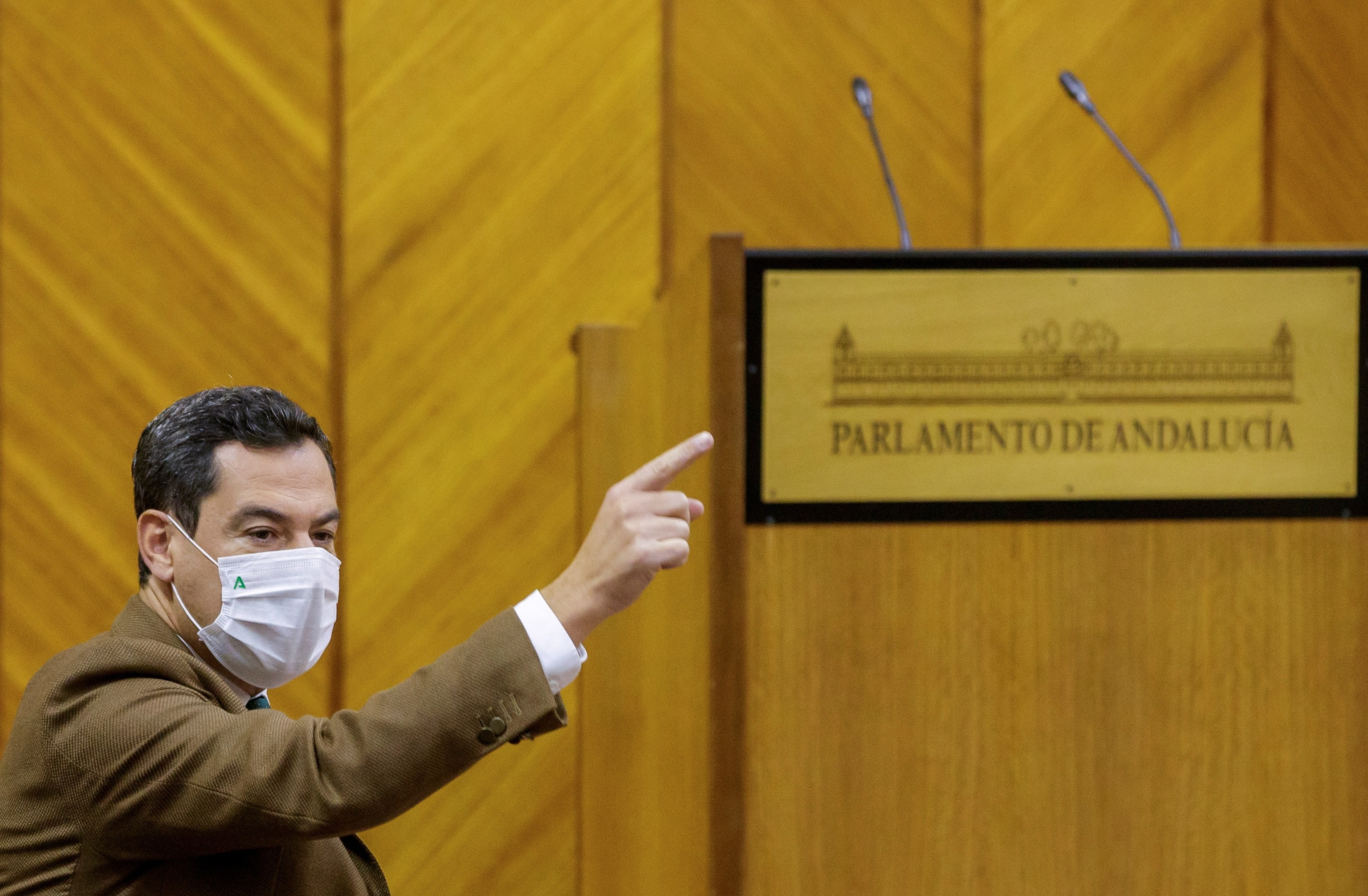 El presidente de la Junta, Juanma Moreno, durante su intervencin en la sesin de control al Gobierno que se ha celebrado este jueves en el Parlamento andaluz.