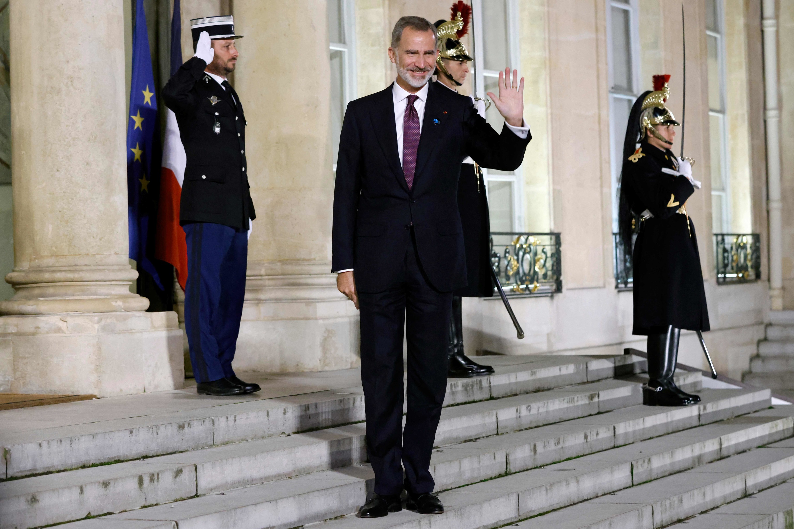 Felipe VI, en el Palacio del Elíseo, este jueves, para participar en el Foro de la Paz de París.