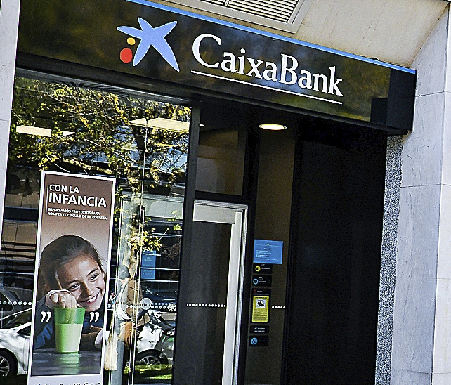 Fachada de una oficina de Caixabank en Madrid.