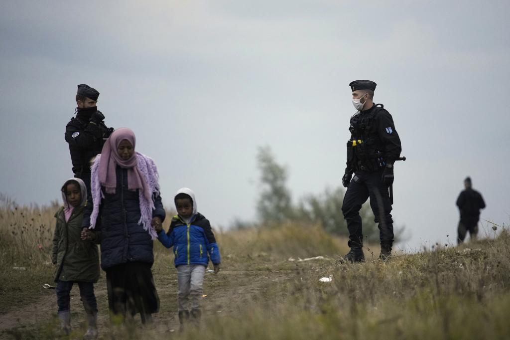 Policía francesa detiene a inmigrantes en Calais (Francia).
