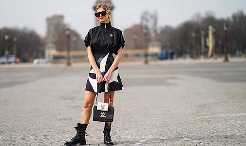 La diseñadora Xenia Adonts con botines de Louis Vuitton.