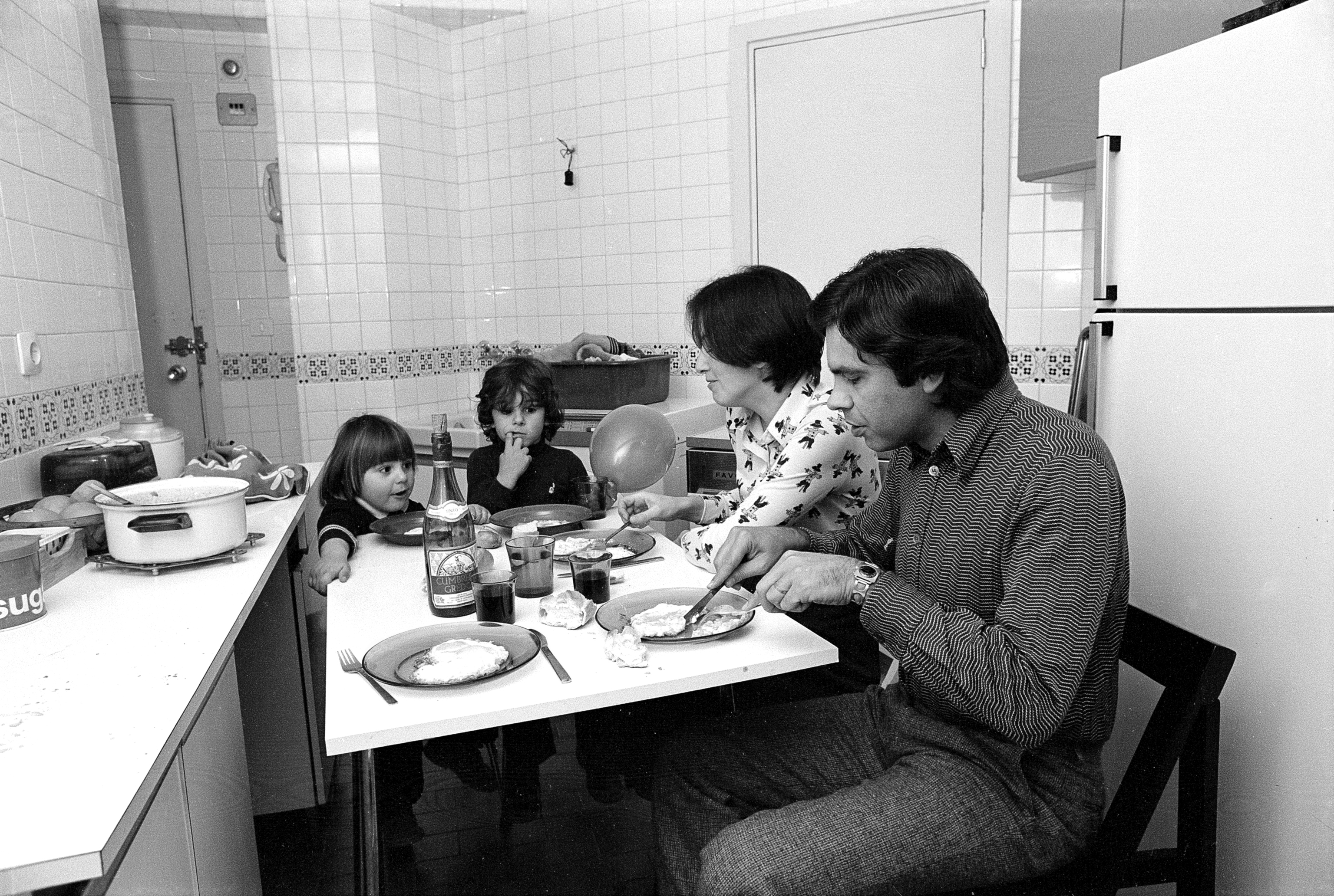 El matrimonio Gonzlez-Romero, en la cocina de su casa de la madrilea calle Pez Volador, antes de la victoria del PSOE.
